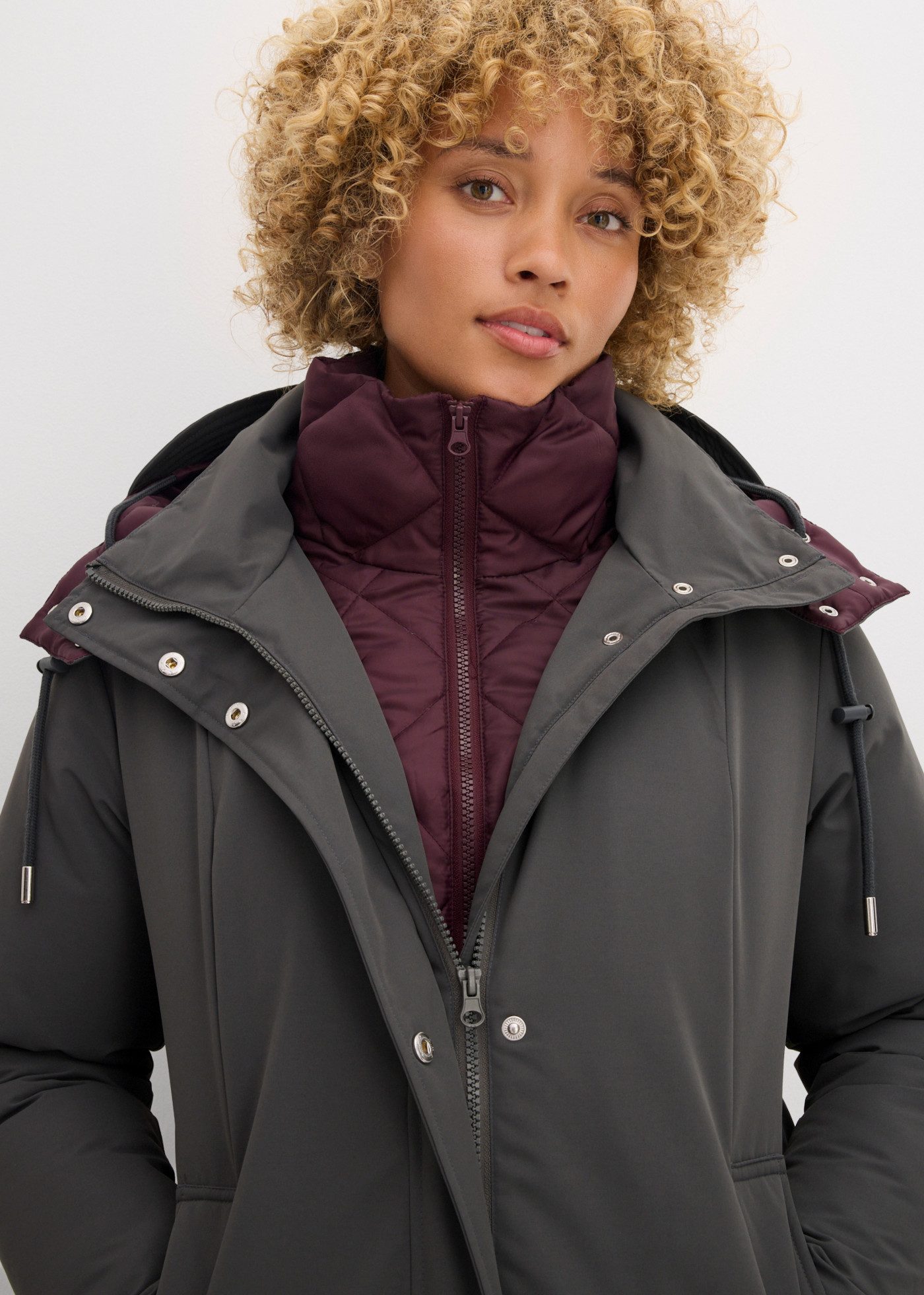 bonprix Outdoorjacke in 2-in-1-Optik, wasserabweisend, figurumspielend, sportlich – Bild 4 von 5