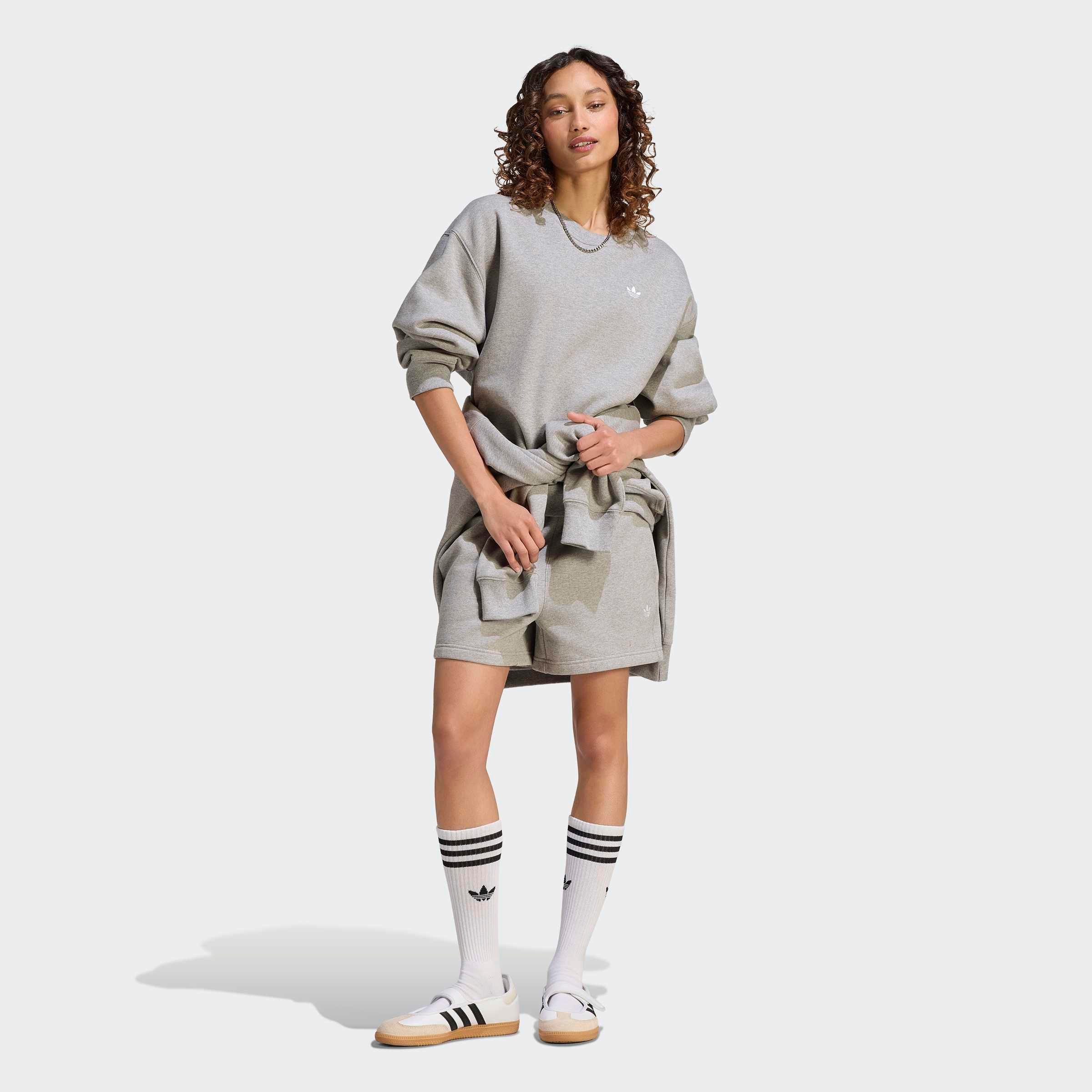 adidas Originals Sweatshirt ESS FL CRW OS mit Rundhalsausschnitt, ohne Verschluss, in normaler Schnittform – Bild 5 von 5