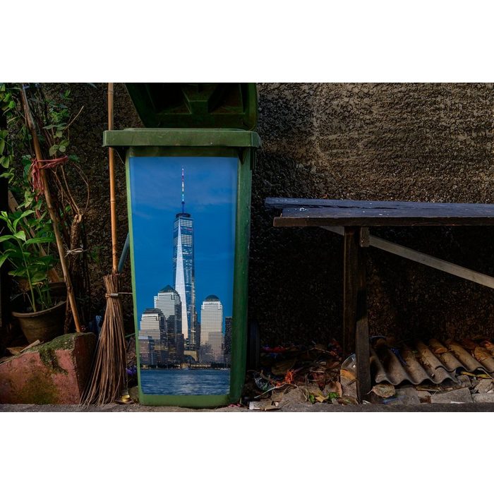 MuchoWow Wandsticker Der prächtige Wolkenkratzer des World Trade Center unter strahlend (1 St) Mülleimer-aufkleber Mülltonne Sticker Container Abfalbehälter
