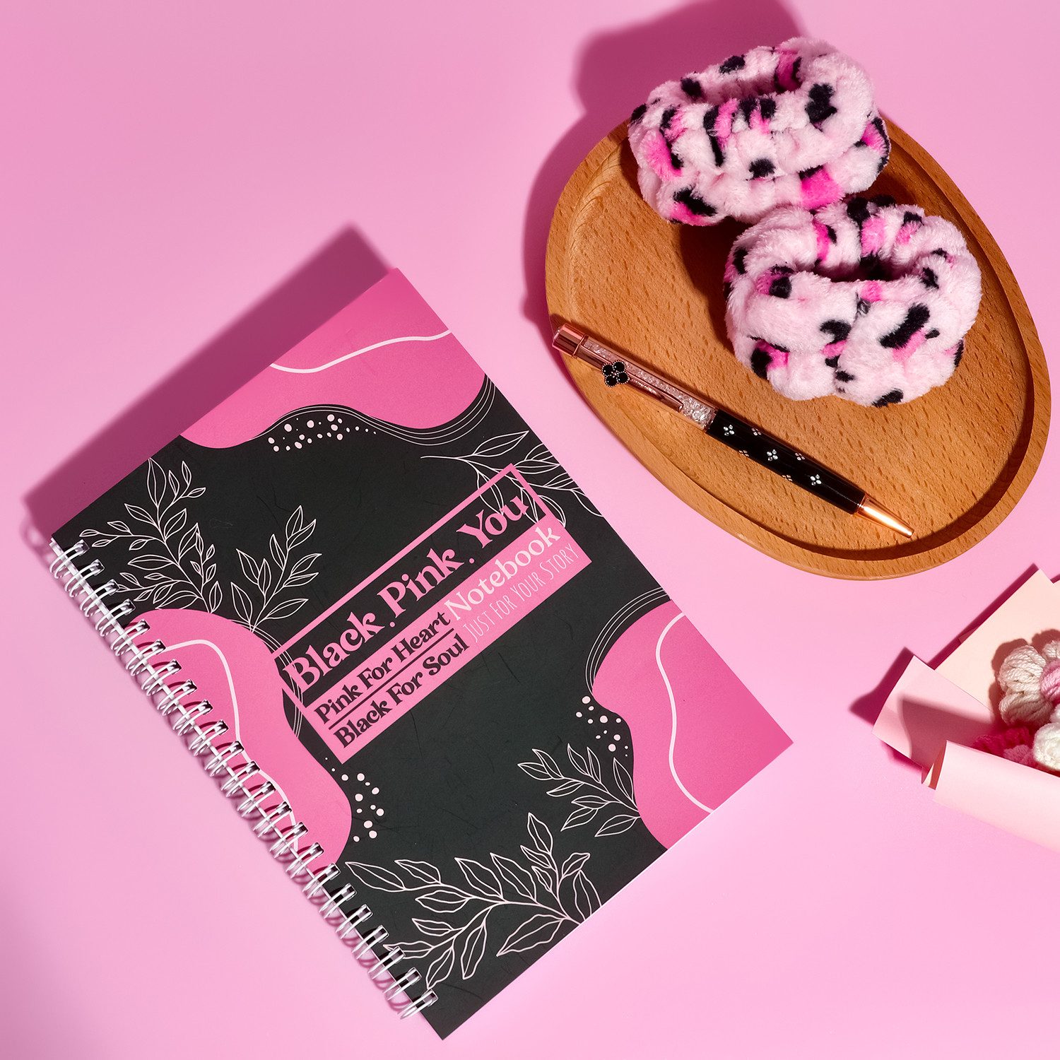 Luckice Pflege-Geschenkbox Geschenkset Damen Premium,Wellness Geschenkbox mit Thermobecher, Duftkerze, Schlafmaske, Notizbuch, Häkelblumen, Haargummis, Haarspange & Grußkarte – Geschenk für Frauen, Freundin, Mutter, Geburtstag, Weihnachten, 11-tlg., Valentinstagsgeschenk,Geburtstagsgeschenk,Weihnachtsgeschenk