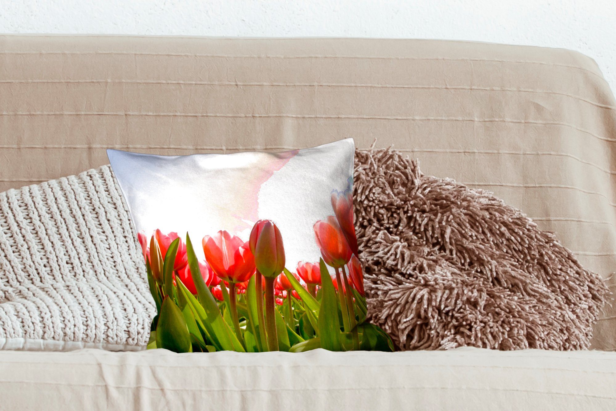 MuchoWow Dekokissen Rote Tulpen und Füllung Schlafzimmer, Wohzimmer, mit das Sofakissen Sonnenlicht, für Zierkissen Deko