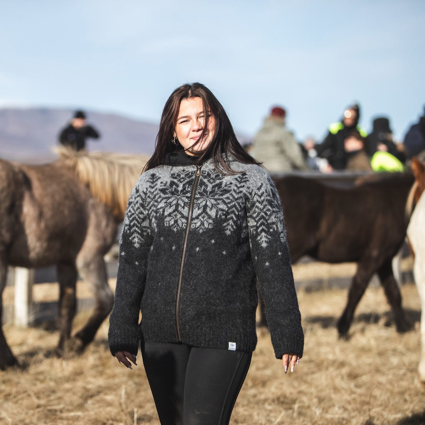 KIDKA Kapuzenstrickjacke - Wollstrickjacke für Damen / Herren - Farbe schwarz-grau - aus rauer isländischer Wolle