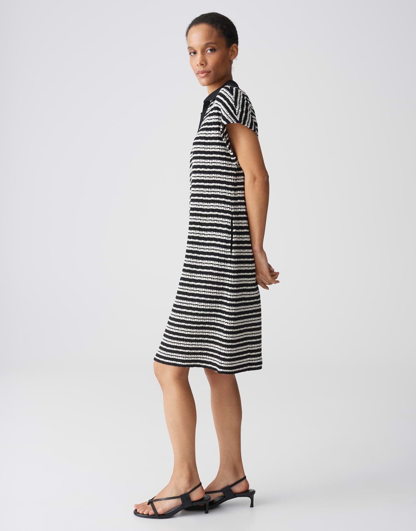 OPUS Strickkleid WARY in Strick-Optik Polokragen und Taschen prägen den Casual-Look – Bild 5 von 5
