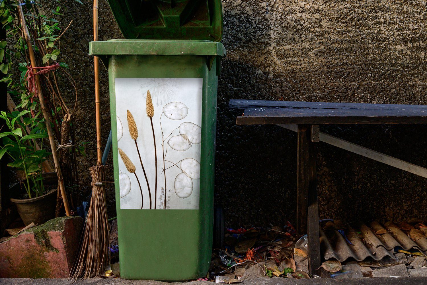 MuchoWow Wandsticker Stilleben - Trockenblumen Mülltonne, Natur (1 Mülleimer-aufkleber, St), Abfalbehälter - Container, Sticker