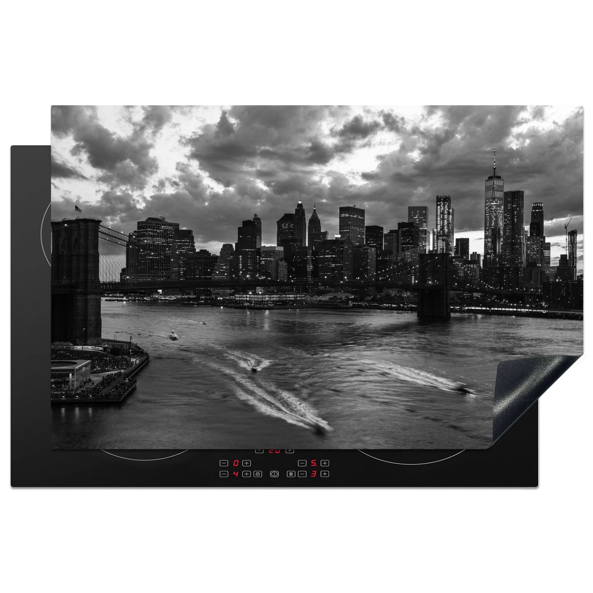 MuchoWow Herdblende-/Abdeckplatte Brooklyn Bridge mit Booten in schwarz-weiß, Vinyl, (1 tlg), 81x52 cm, Induktionskochfeld Schutz für die küche, Ceranfeldabdeckung