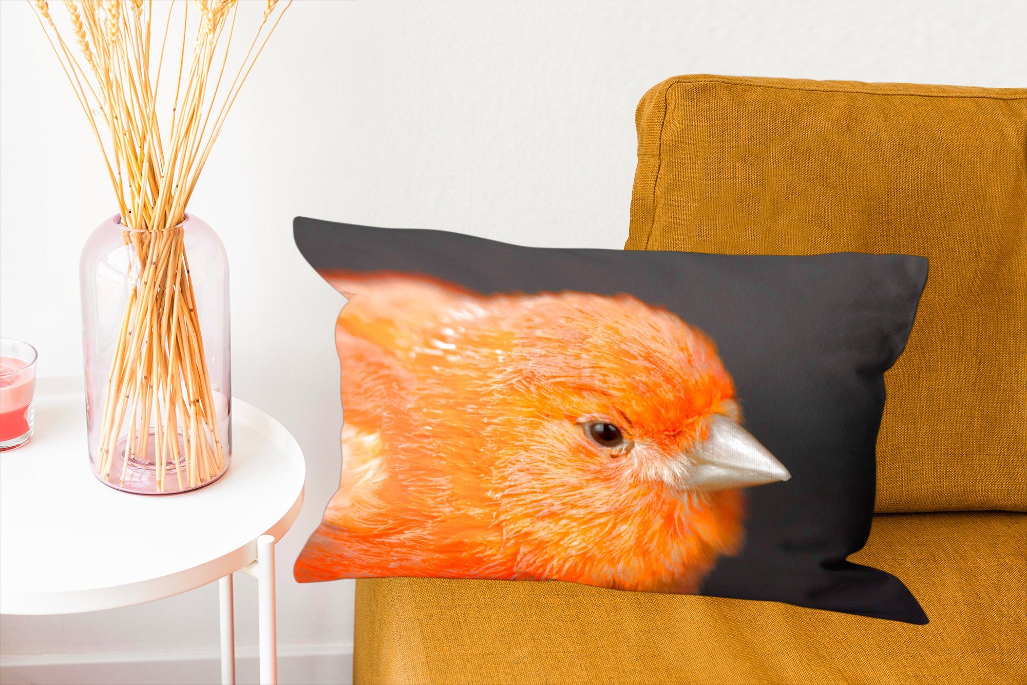 Nahaufnahme Wohzimmer MuchoWow Hintergrund, mit Schlafzimmer Dekoration, auf Füllung, Zierkissen, schwarzem Dekokissen Kanarienvogel Dekokissen orange