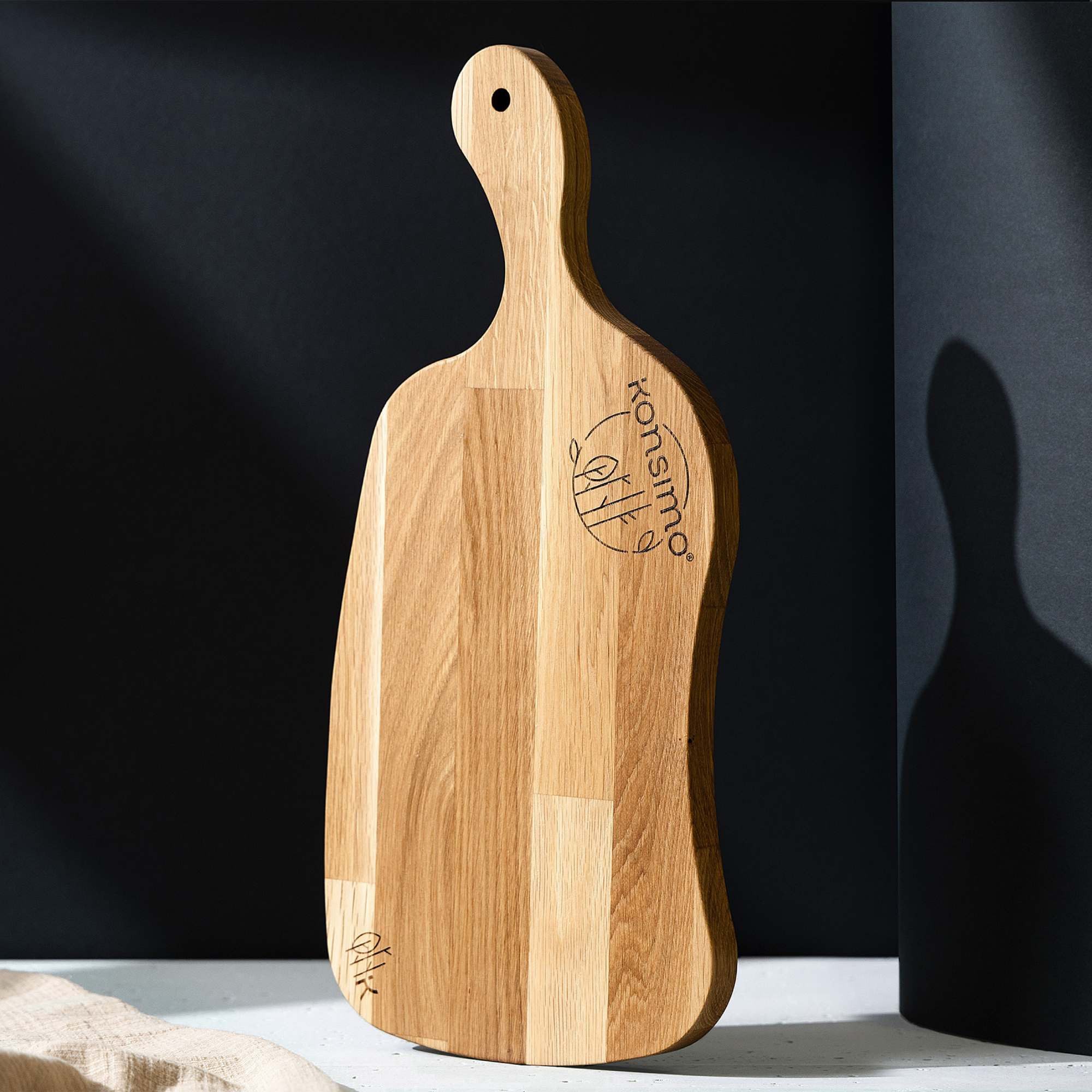 KONSIMO® Schneidebrett Premium LIVO Designschneiderbrett, Massivholz, Servierbrett, Eiche geölt, (Maße: 43,5x2x20,5 cm), hergestellt in der EU, mit Griff, Handarbeit, Messerschonend