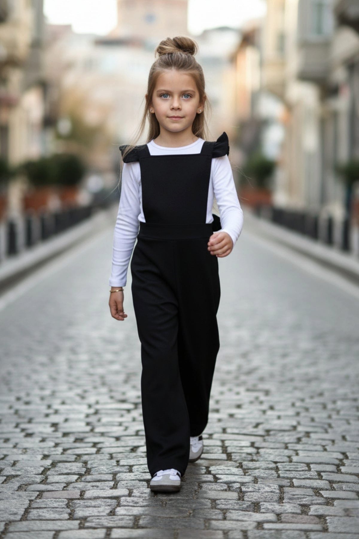 Parla Kids Overall Jumpsuit in Schwarz mit Volantschultern und Haarspange