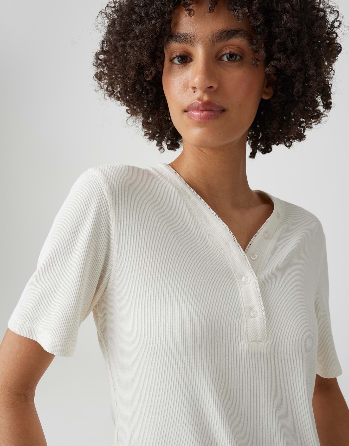OPUS Kurzarmshirt mit feiner Rippe Femininer Ausschnitt mit leichter Transparenz – Bild 4 von 5