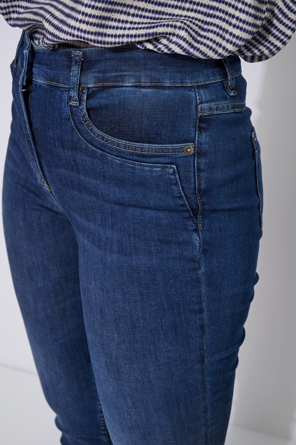 5-Pocket-Jeans TONI be Taschennähten raffinierten mit 564 mittelblau loved -