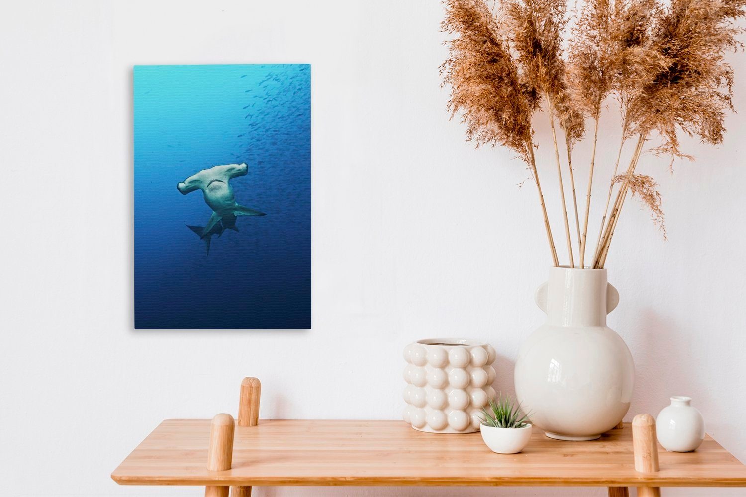 OneMillionCanvasses® Leinwandbild Ozean, einem Gemälde, Leinwandbild fertig (1 20x30 Zackenaufhänger, Ein Hammerhai St), mit Fischschwarm einem inkl. bespannt cm in klaren