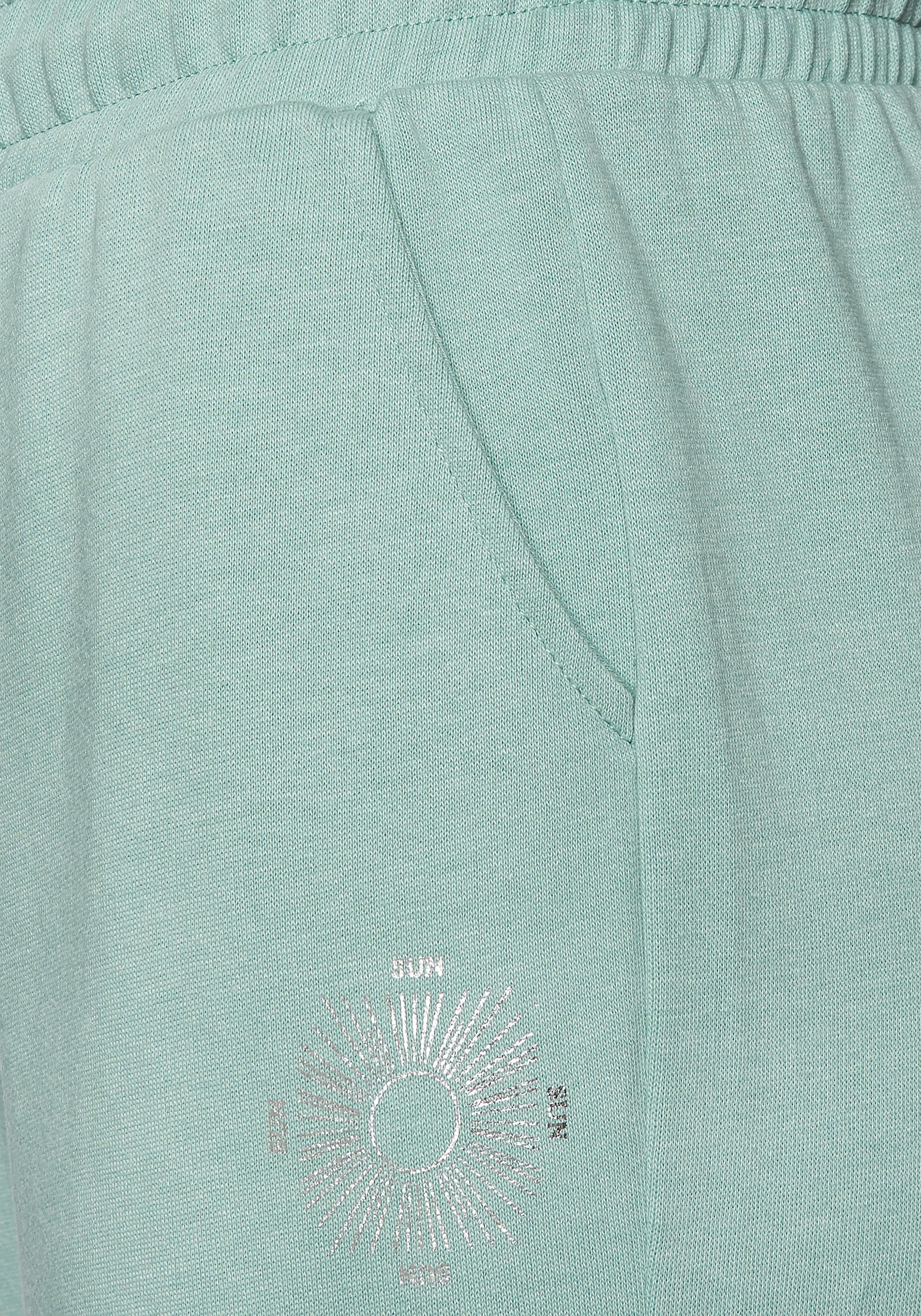 Buffalo Sweathose Loungehose mit seitlichen Taschen und kleinem Druck, Loungewear