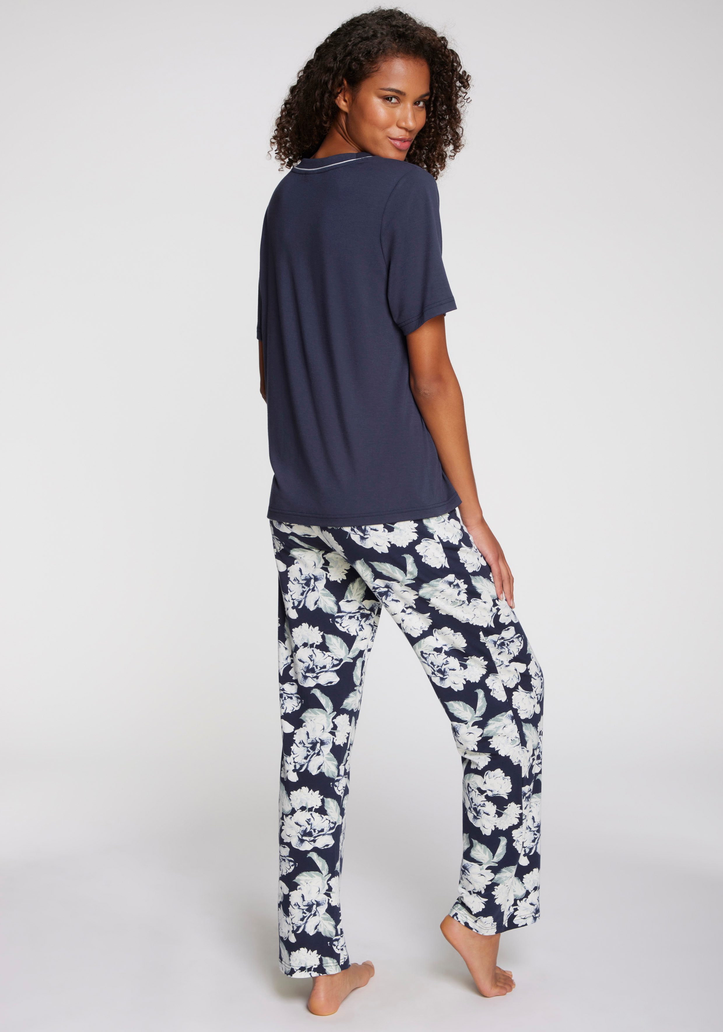 LASCANA Pyjama (Set, 2 tlg) mit schönem Blumenmuster