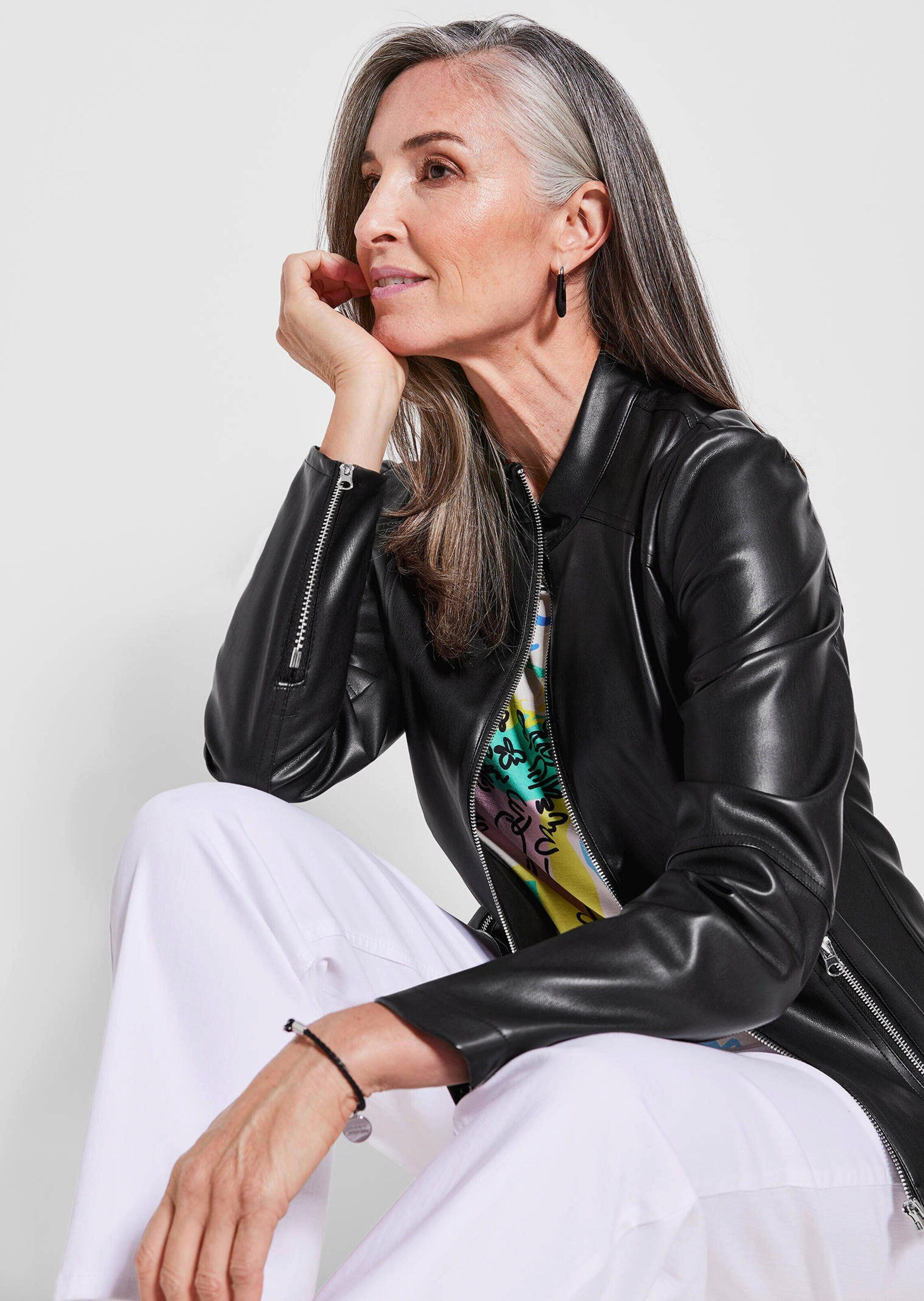 GOLDNER Outdoorjacke Lederoptik-Jacke mit silbernen Reißverschlüssen Jacke mit Stehkragen, figurformende Nähte, Lederimitat