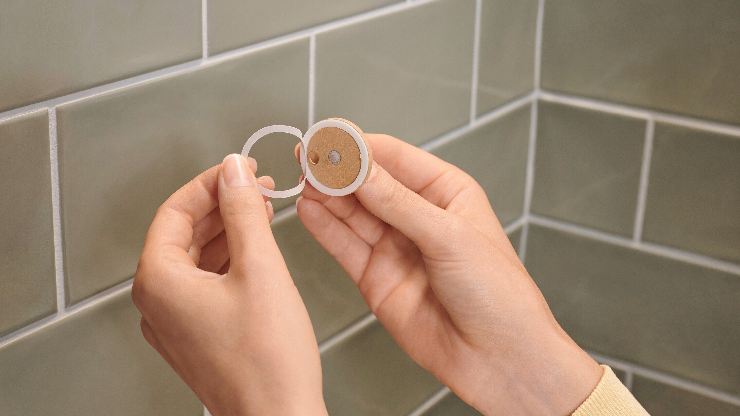 tesa Duschablage Duschablage MOON - selbstklebendes, extra tiefes Duschregal, Packung 3-tlg., PVD-beschichtetes Metall - ohne Bohren - 92 x 250 x 125 mm - Bronze