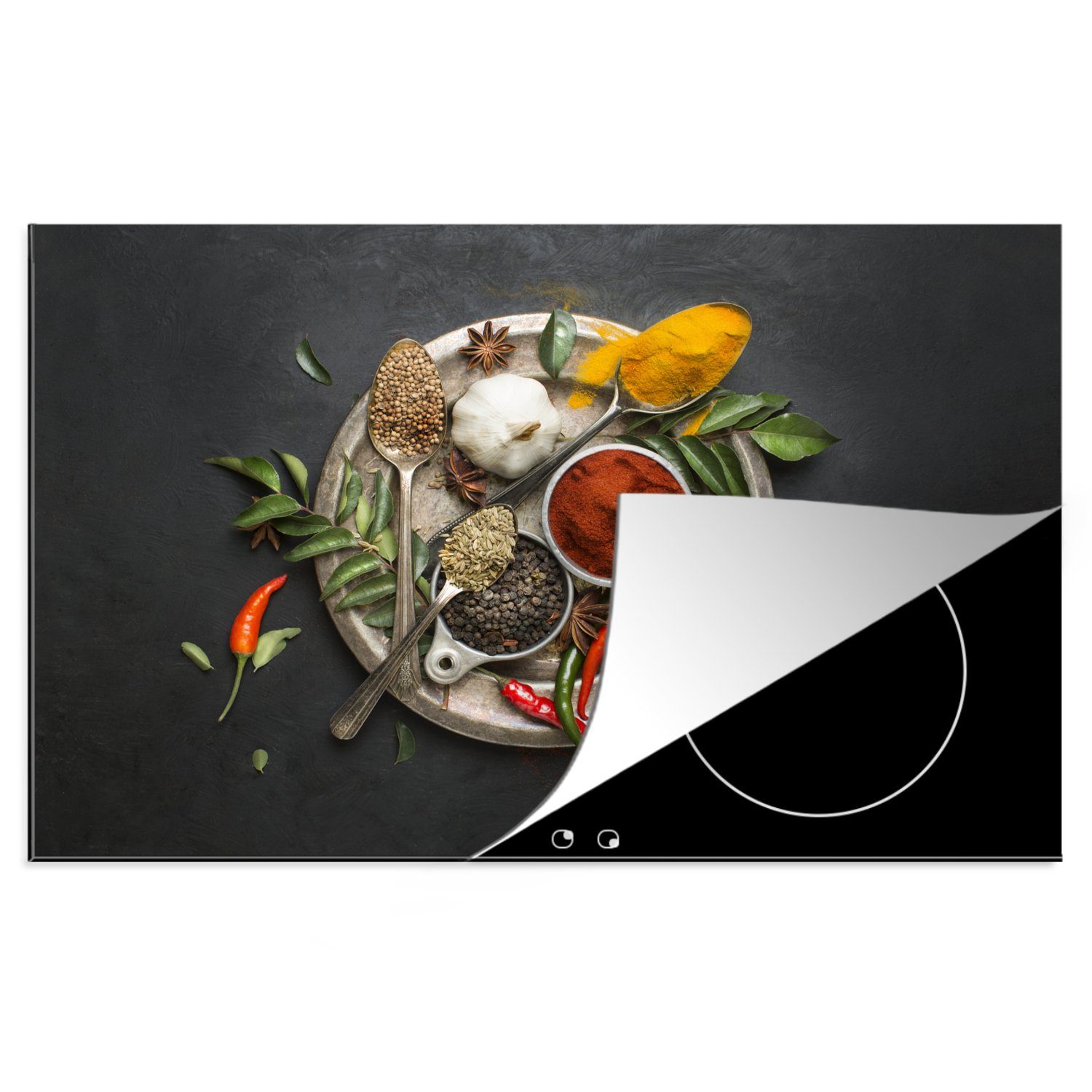 MuchoWow Herdblende-/Abdeckplatte Ein Teller mit Gewürzen, die bei der Zubereitung indischer Gerichte, Vinyl, (1 tlg), 81x52 cm, Induktionskochfeld Schutz für die küche, Ceranfeldabdeckung
