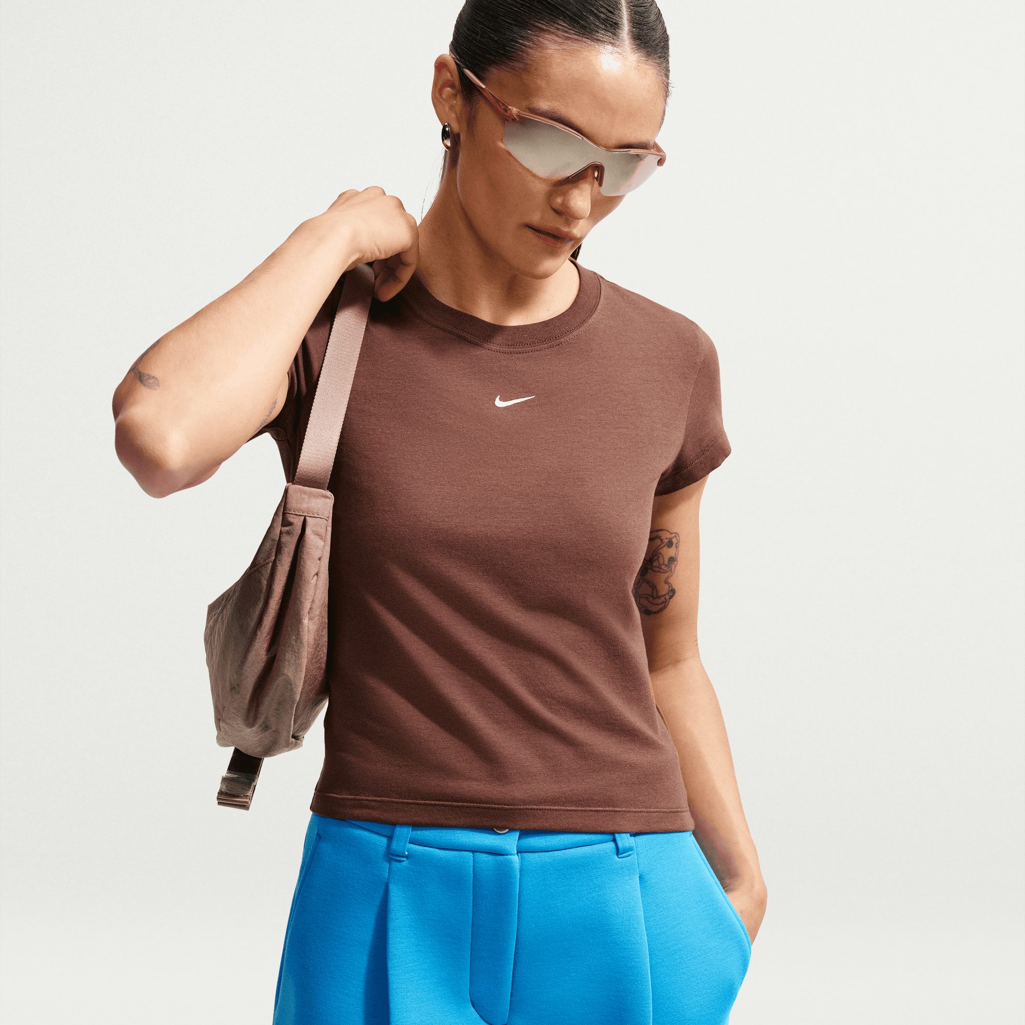 Nike Sportswear T-Shirt W NSW NK CHLL KNT MD CRP mit Rundhalsausschnitt, Kurzarm, aus Jersey, lockerer Schnitt