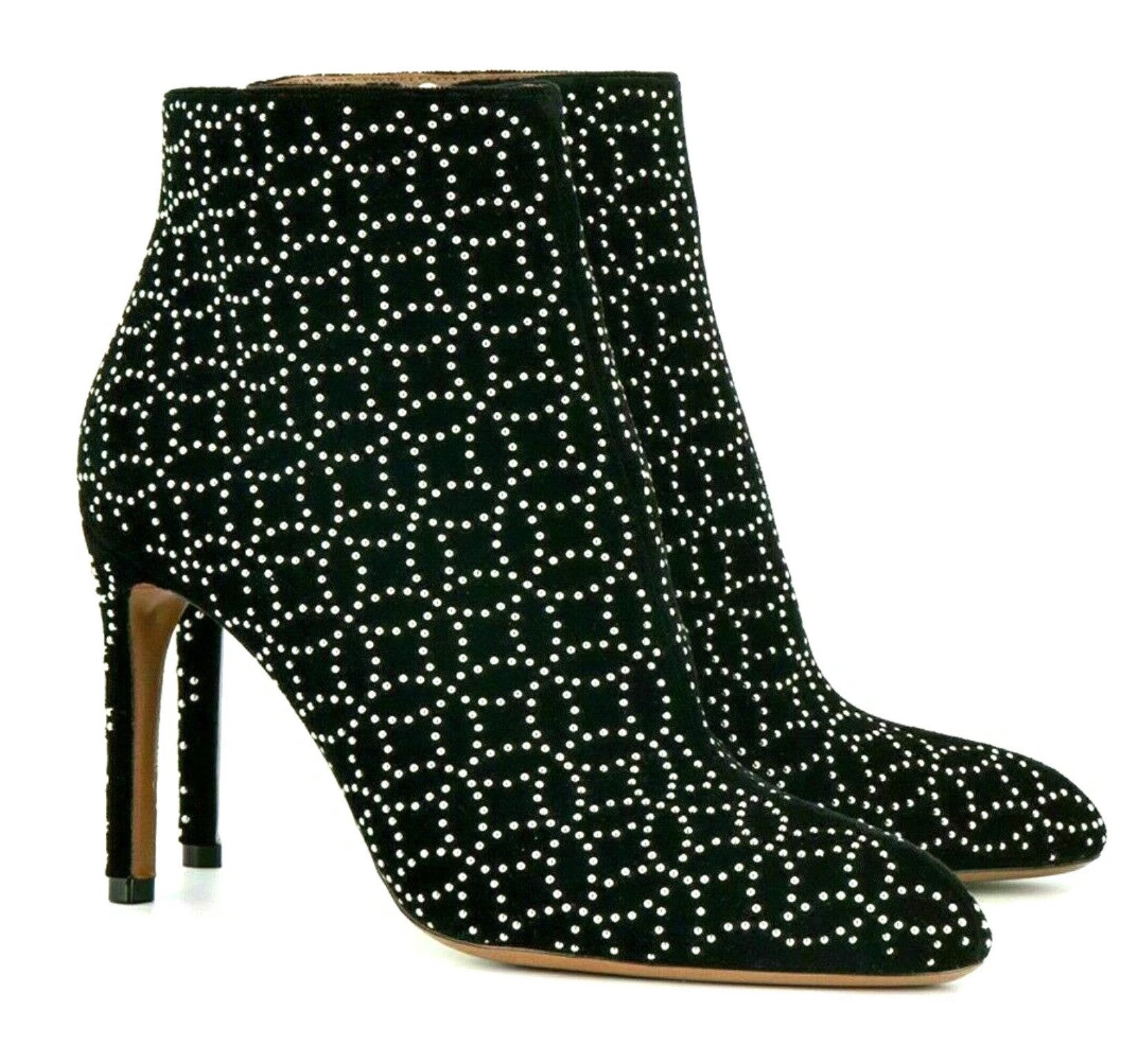 ALAÏA PARIS Velvet Studded Boots Півчобітки mit Nietenbesatz Ankleboots klare Linien, perfekte Schnitte, feminine Silhouetten