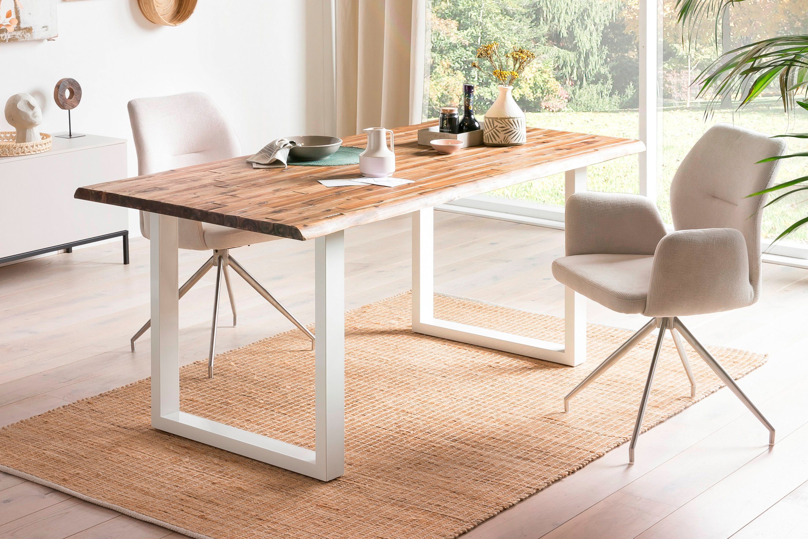 SalesFever Baumkantentisch Tisch mit Baumkante im Natur-Look, Metall triff Akazie