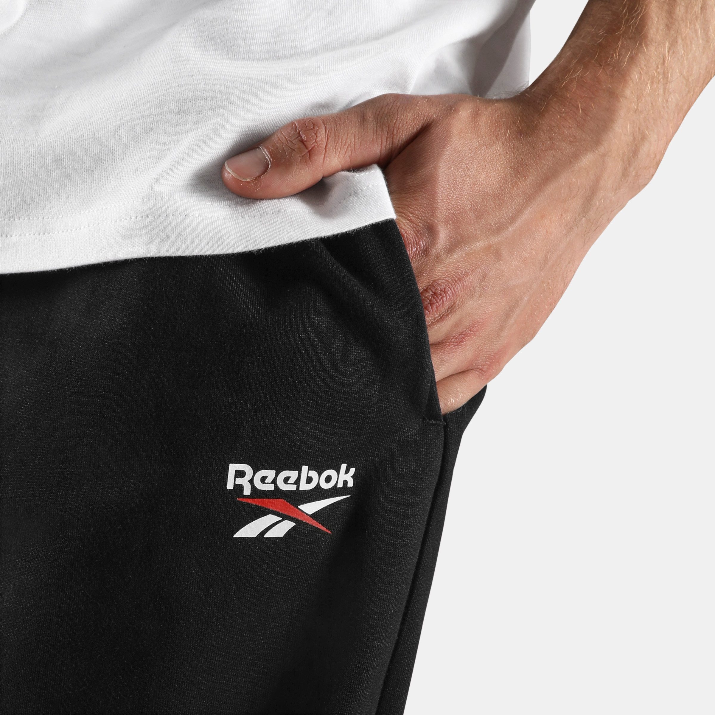 Reebok Jogginghose ID SMALL LOGO FRENCH TERRY JOGGER PANTS sportlicher Stil