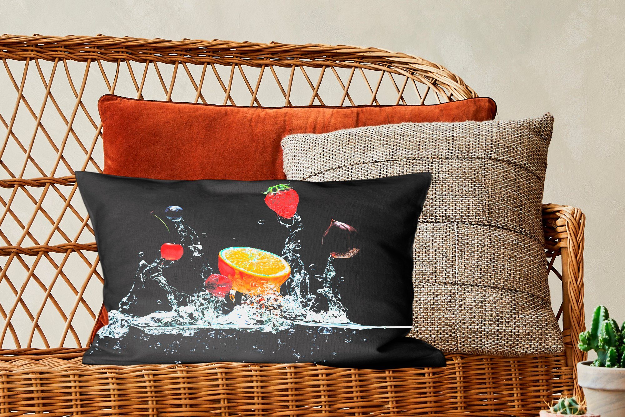 MuchoWow Dekokissen Wasser Orange - Kirsche - Zierkissen, - Obst Dekoration, Erdbeere Schwarz, - Füllung, Schlafzimmer Dekokissen - Wohzimmer mit