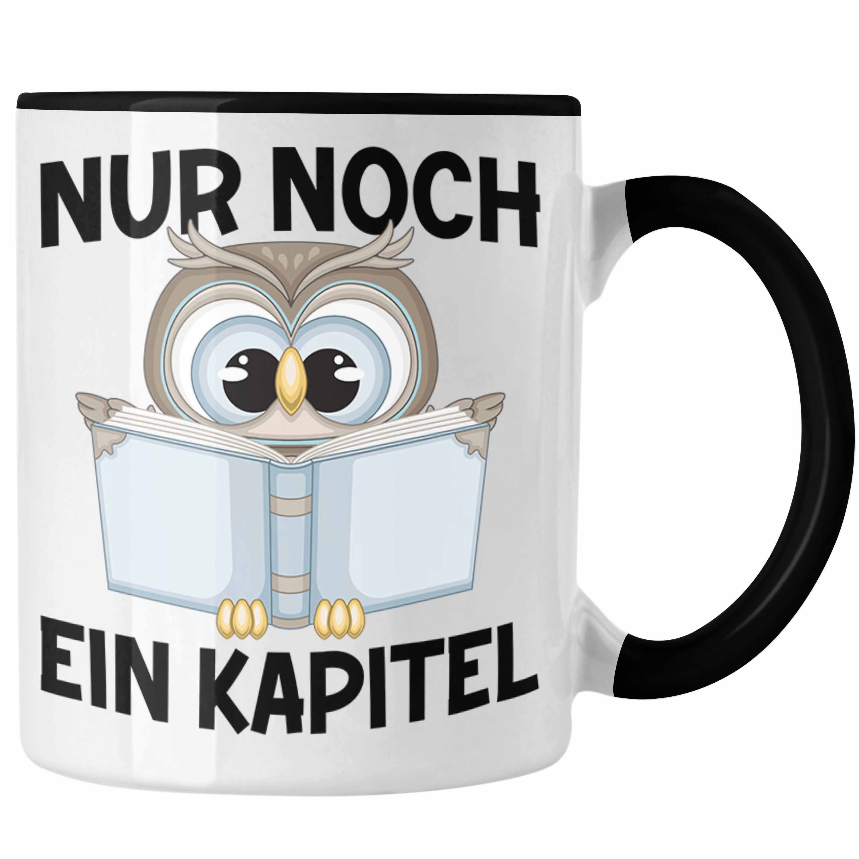 Trendation Tasse Trendation - Lesen Kaffeetasse Leseratte Geschenkidee Buch Leser Tasse mit Spruch Bücherwurm Nur Noch Ein Kapitel Schwarz