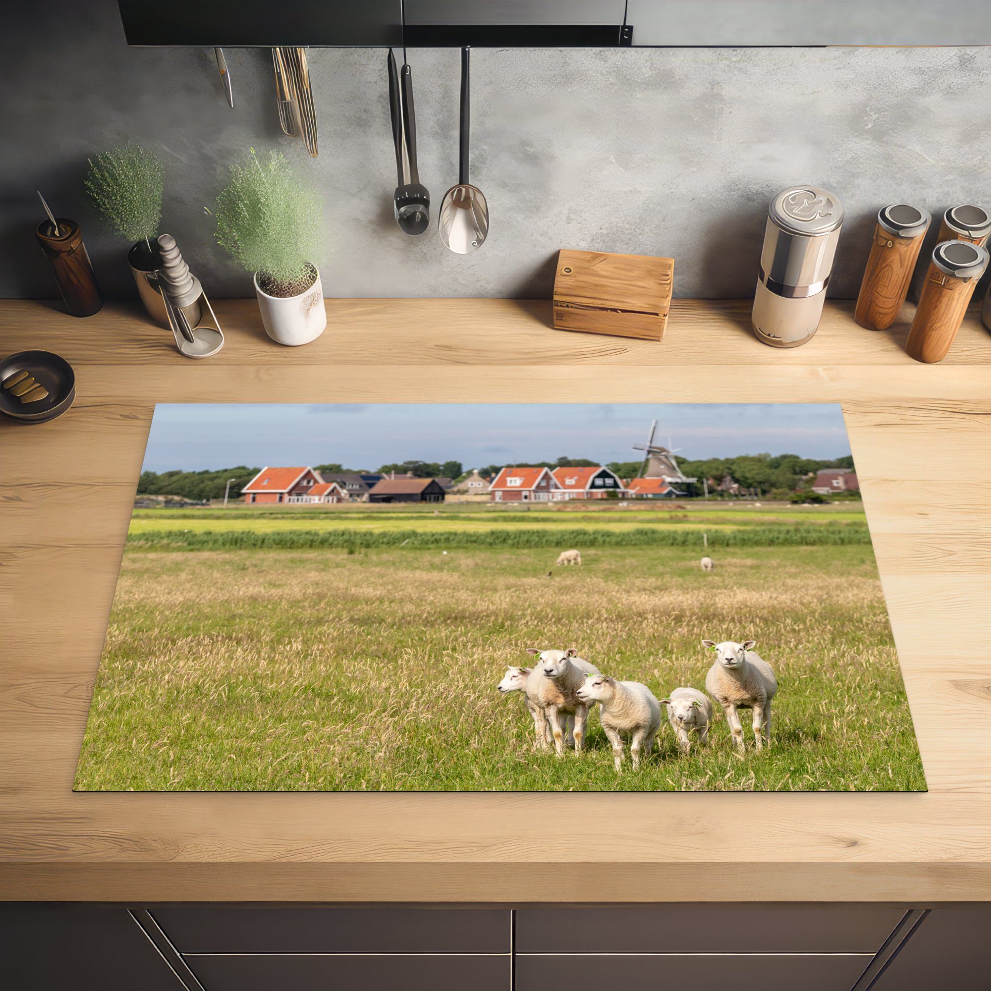 für die tlg), Mühle Schutz MuchoWow Schafe eine cm, Induktionskochfeld 81x52 (1 auf Ceranfeldabdeckung Herdblende-/Abdeckplatte Vinyl, Ameland, und küche,