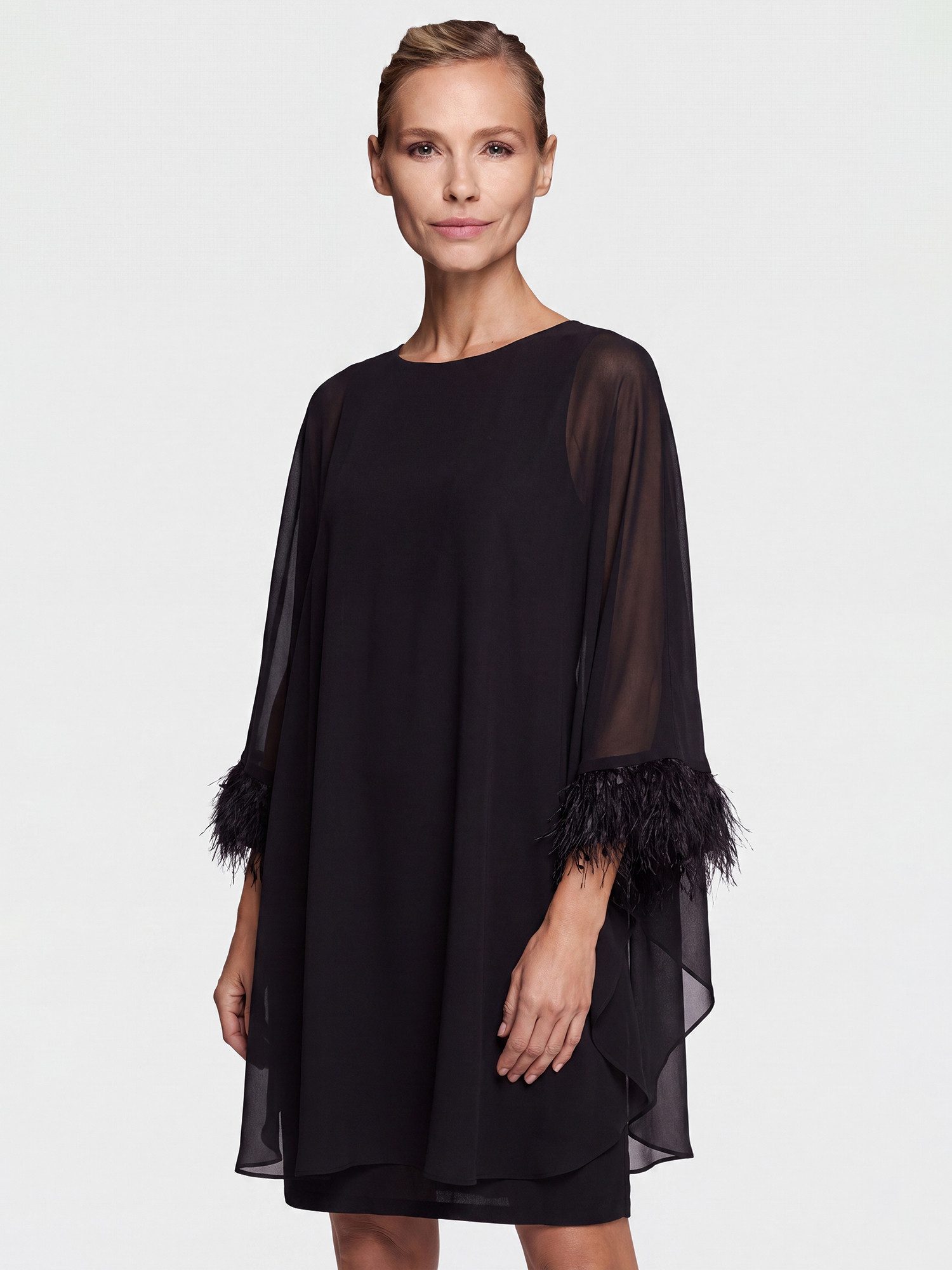 Apart Jerseykleid mit asymmetrischem Chiffon-Cape und Fransen