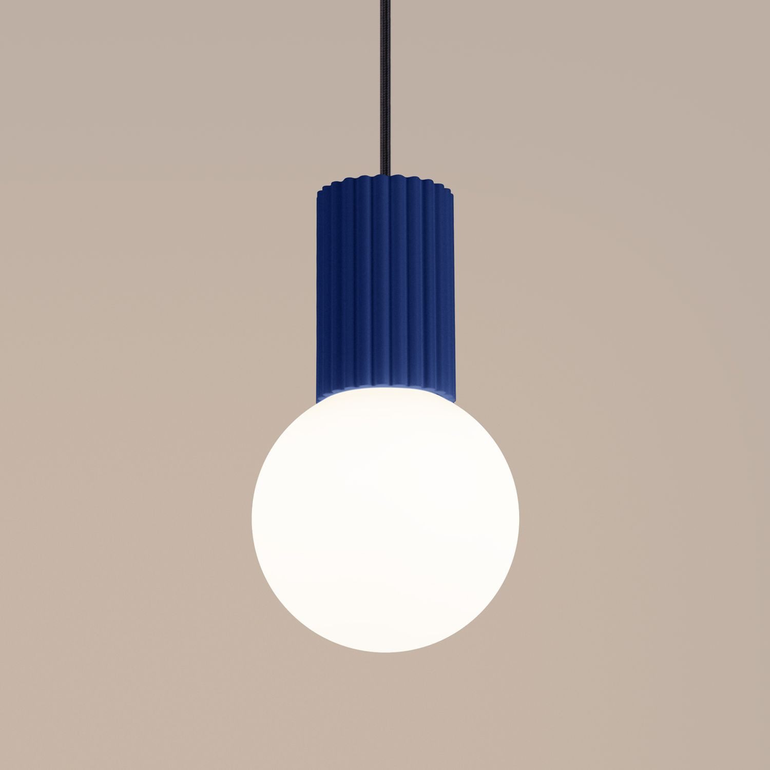 Licht-Erlebnisse Pendelleuchte DELOR, ohne Leuchtmittel, Marineblau G9 Kugel Ø12 cm rund Glas Aluminium Küche blendarm