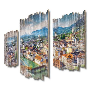 Kreative Feder Wandgarderobe Altstadt Luzern, Dreiteilige Wandgarderobe aus Holz