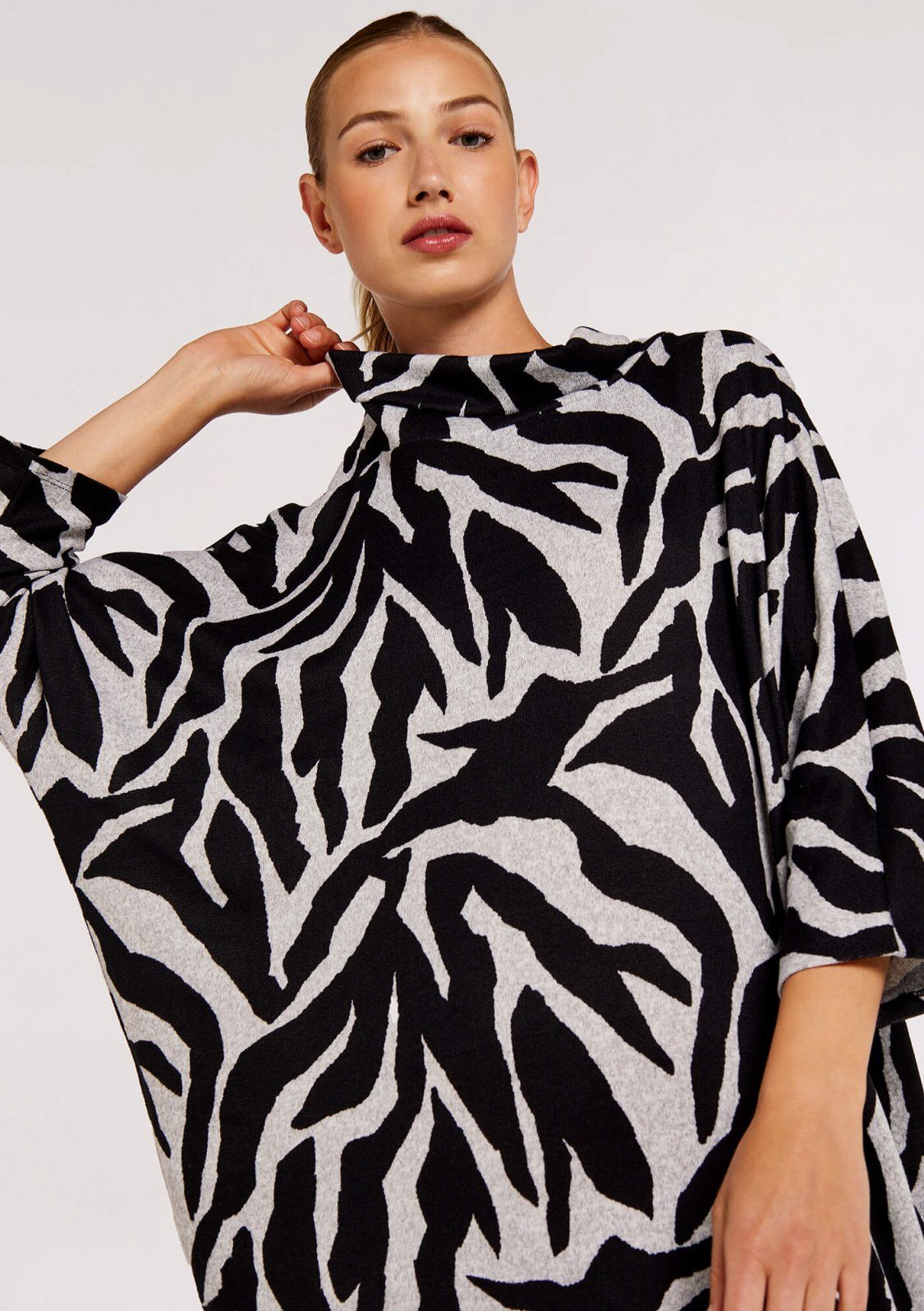 mit mehrfarbig Zebra Animalprint Dress Strickkleid Apricot Cocoon (1-tlg) grau High Neck