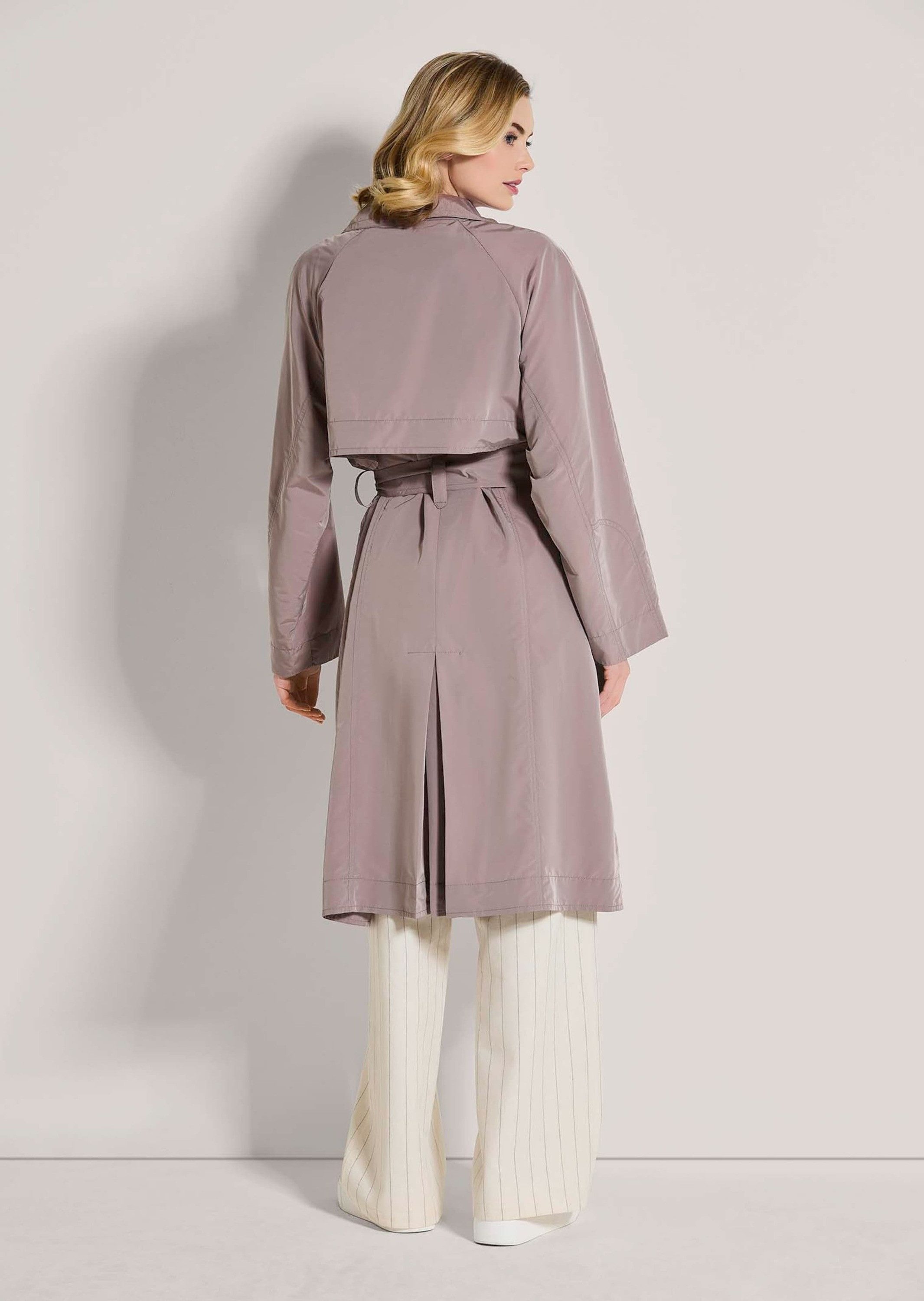 MADELEINE Trenchcoat Langer, zweireihiger Mantel, Bindegürtel Feine Nadelstreifen, Reverskragen, klassischer Zweireiher