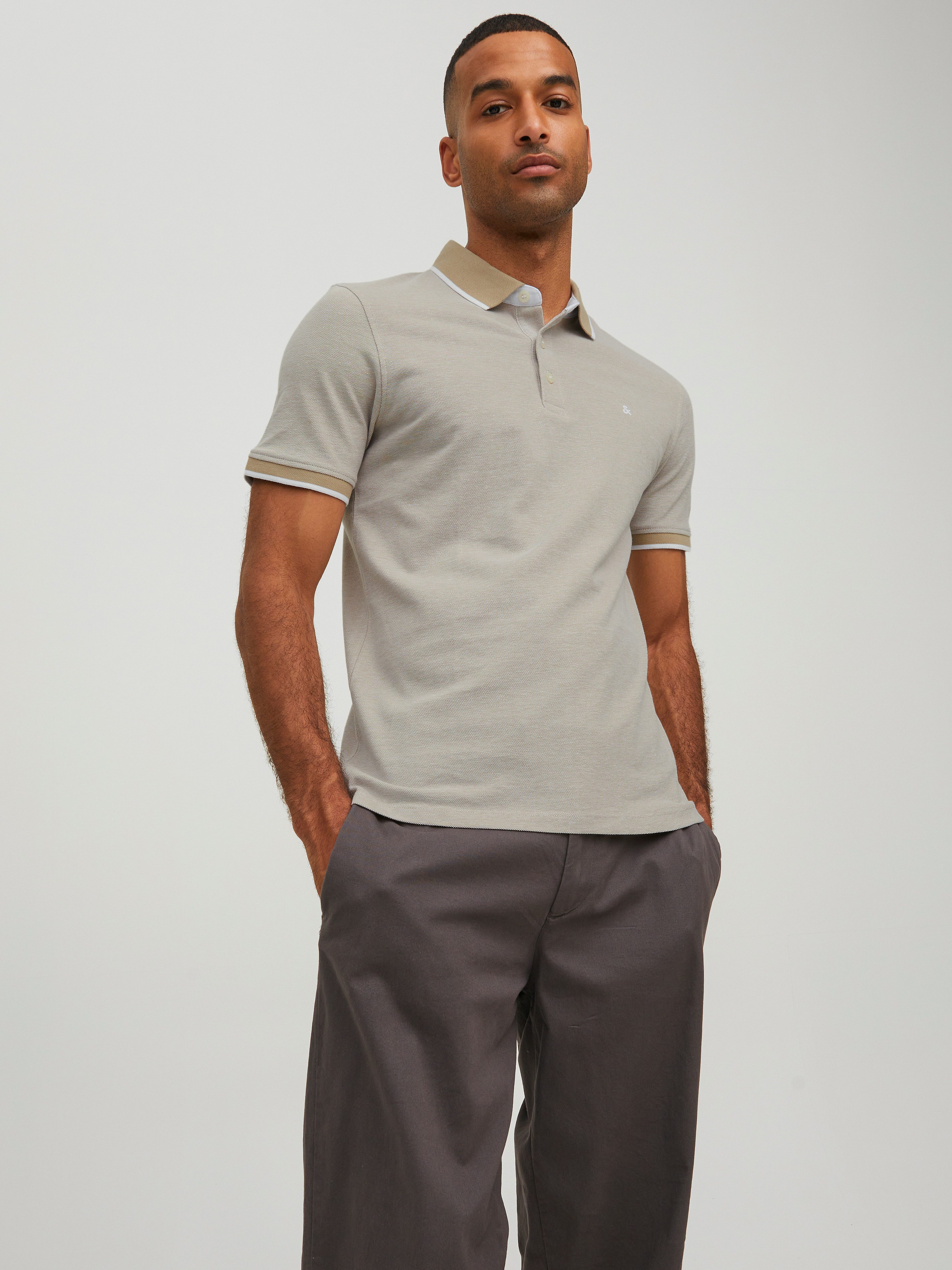 Jack & Jones Poloshirt JJEPAULOS Poloshirt mit klassischem Kragen und figurbetonter Form Logostickerei, modisch, schmal, Baumwolle, Polokragen