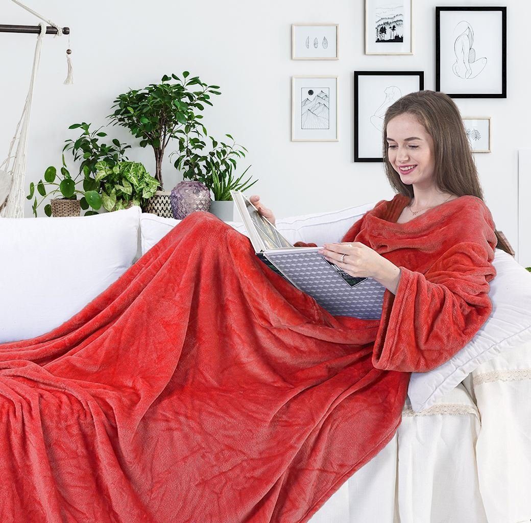 Tagesdecke Ärmeldecke Lazy - TV Blanket mit Ärmeln und aufgenähten Taschen, DecoKing, Tragbare Kuscheldecke red