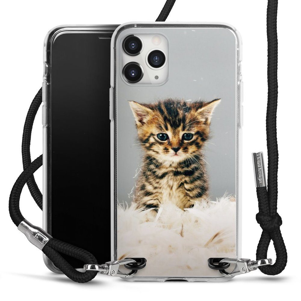 DeinDesign Handyhülle Katze Haustier Feder Kitty, Apple iPhone 11 Pro Max  Handykette Hülle mit Band Case zum Umhängen