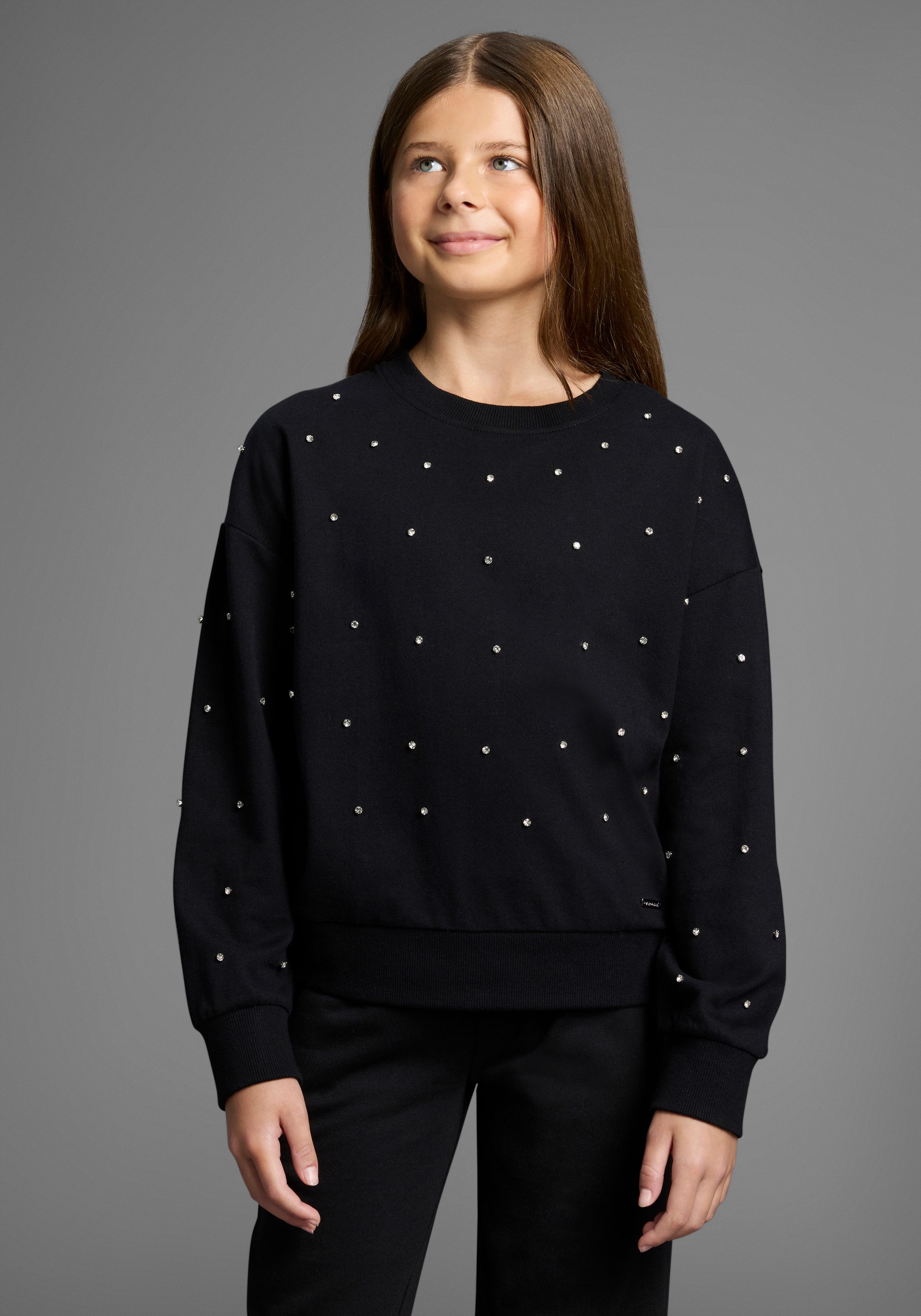 Bruno Banani Sweatshirt Kurzgeschnittenes Sweatshirt mit Strass-Steinen Für TEENS. Trendiges Shirt mit Strass-Steinen