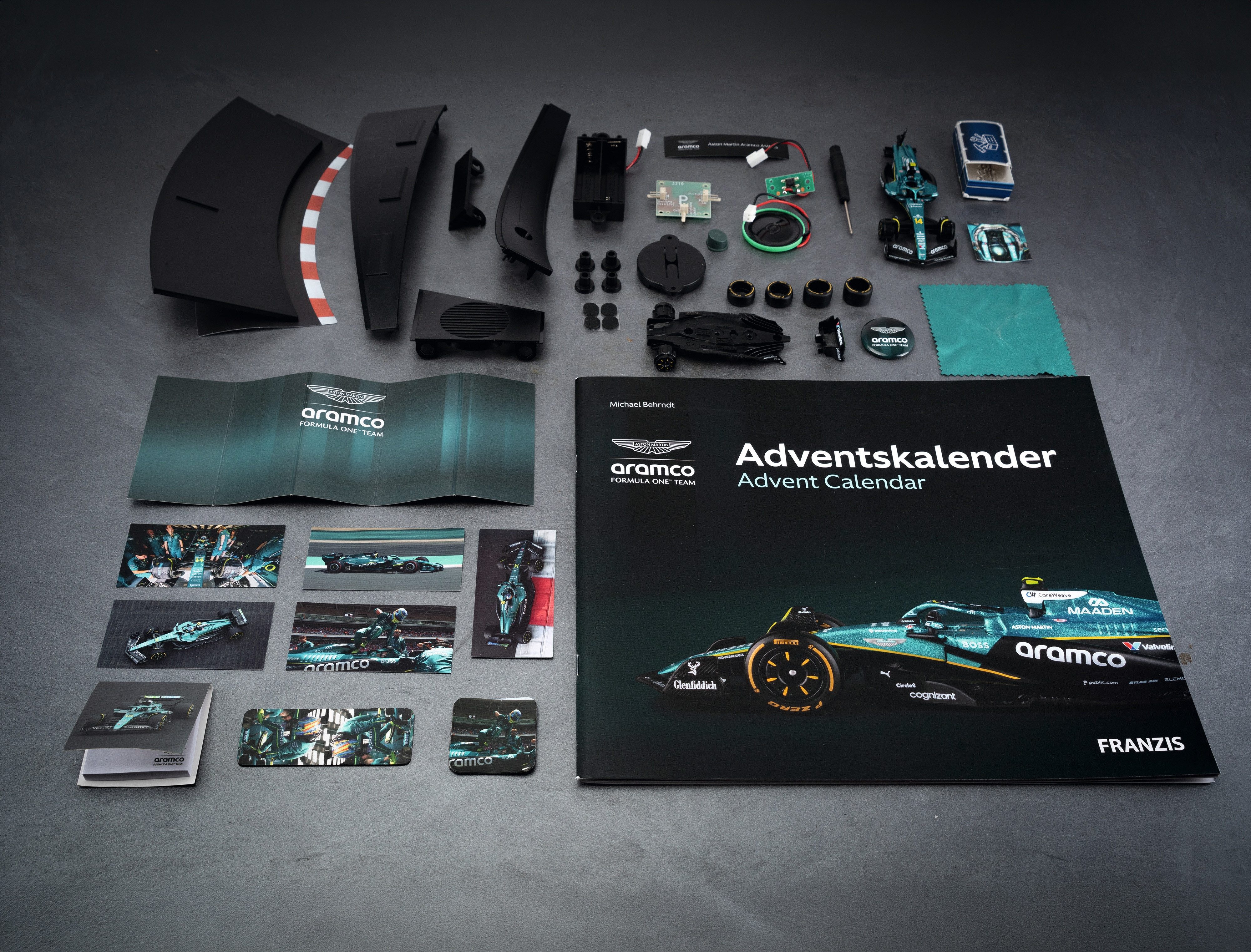 Franzis Adventskalender Aston Martin Aramco Formel 1 Adventskalender – Bild 3 von 5