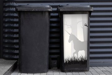 MuchoWow Wandsticker Eine Illustration eines Einhorns in einem nebligen Wald - Mädchen - (1 St), Mülleimer-aufkleber, Mülltonne, Sticker, Container, Abfalbehälter