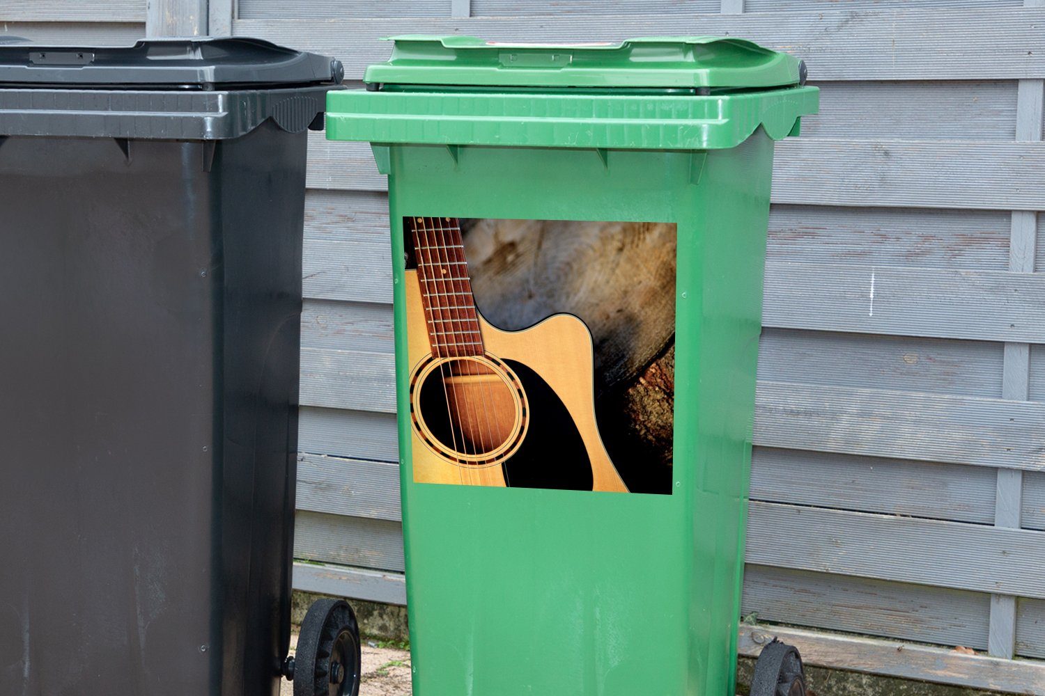 MuchoWow Sticker, Container, (1 Holzsockel Wandsticker einem Mülltonne, Mülleimer-aufkleber, Eine Abfalbehälter akustische Gitarre auf St),