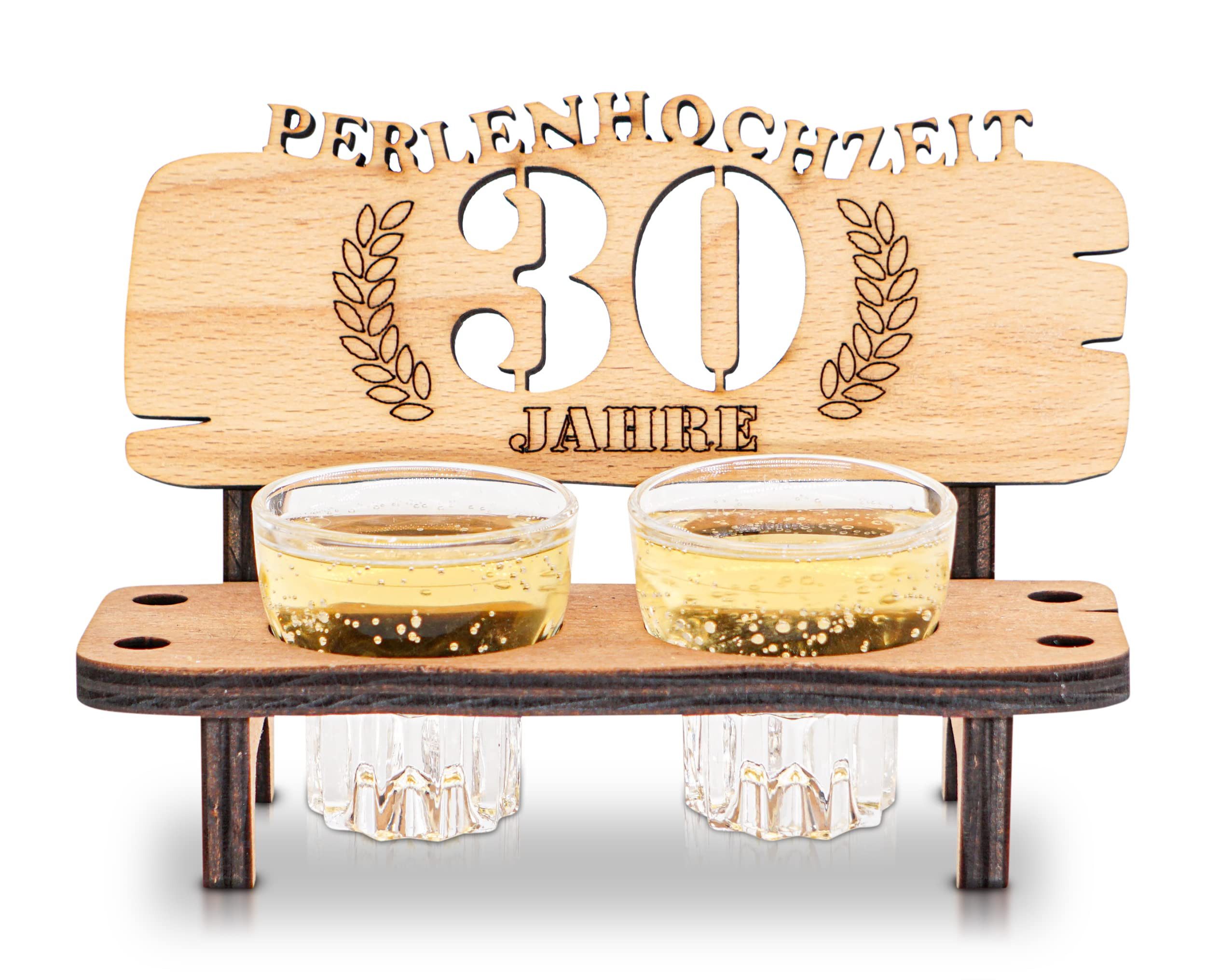 DARO Design Dekoobjekt Schnapsbank Hochzeitstag Geschenk Jubiläum mit 2 Gläsern (Geschenkset, 30. Hochzeitstag – Perlenhochzeit – 2 Gläser), B 16,5 × T 7 × H 10,5 cm, 8 mm Buchensperrholz, geölt