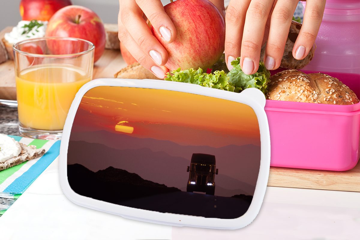Kunststoff Brotbox dem MuchoWow Lunchbox rosa (2-tlg), Mädchen, Erwachsene, Kinder, Sonnenuntergang für Snackbox, Lastwagen, hinter Kunststoff, Brotdose