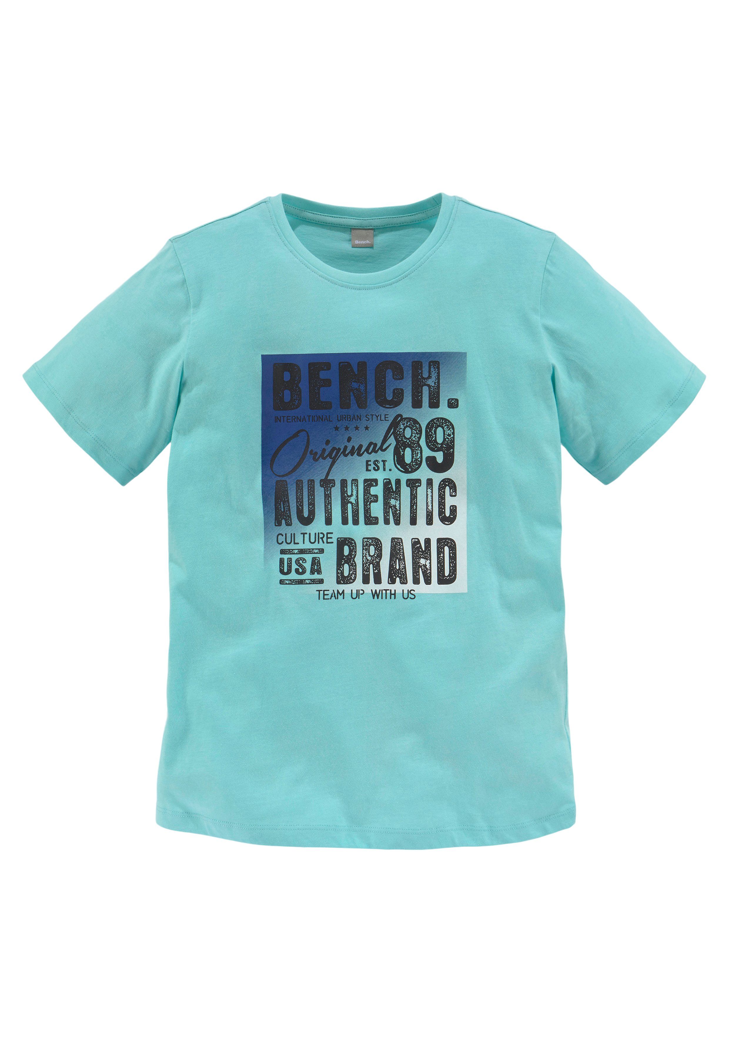 mehrfarbigem Logodruck mit Bench. T-Shirt