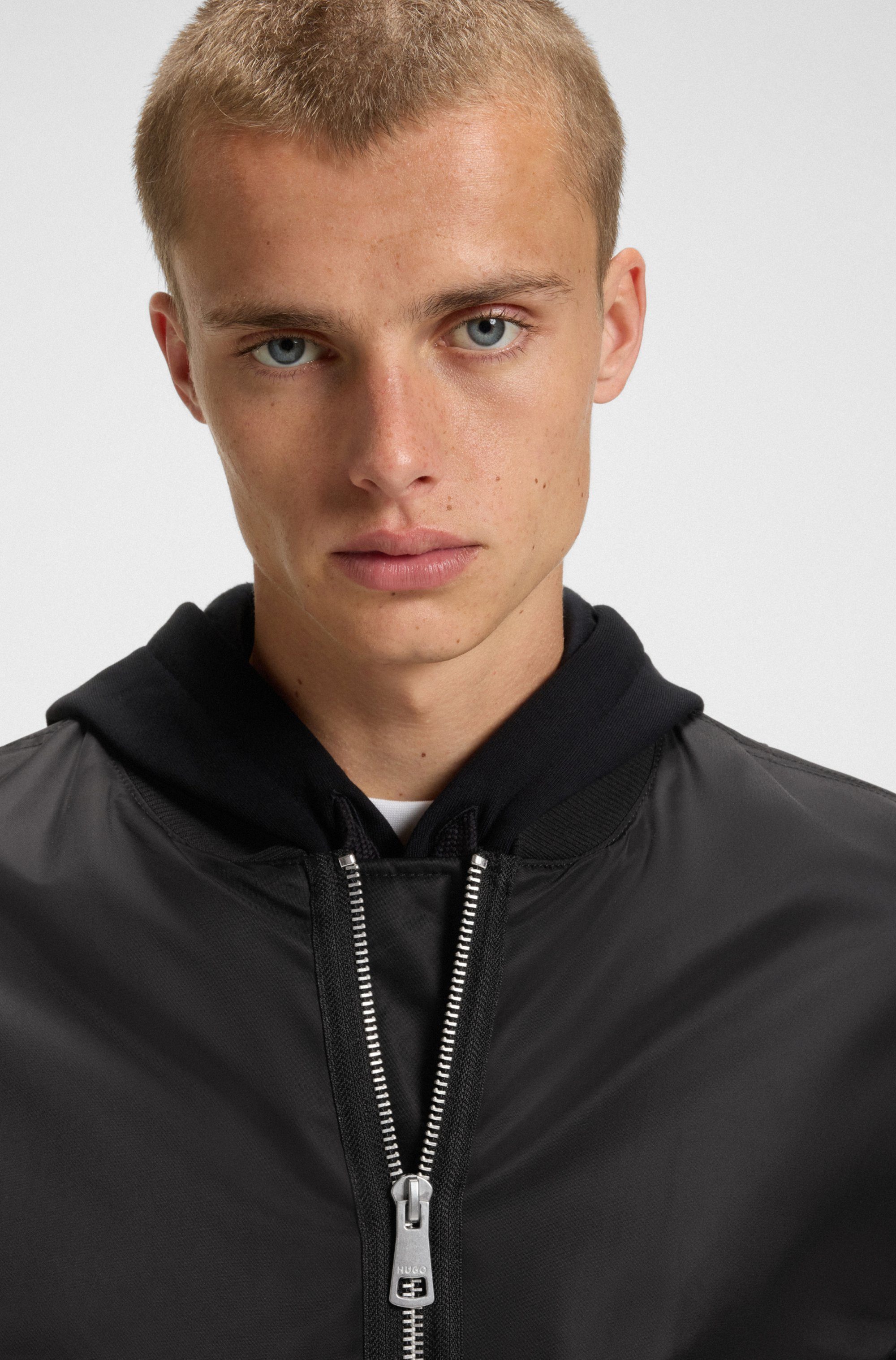 HUGO Blue Blouson Biero mit wasserabweisendem Finish und Ärmeltasche günstig online kaufen