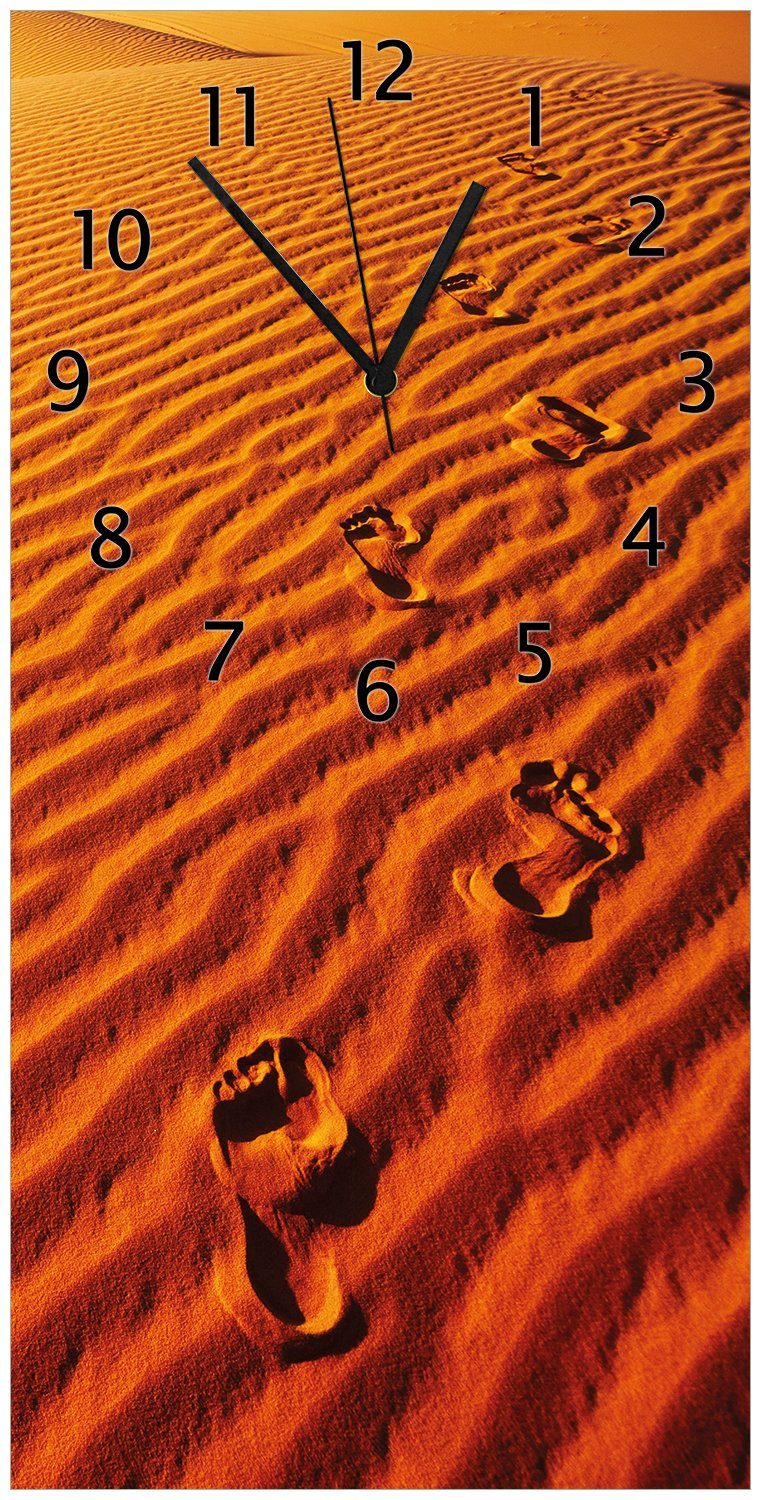 Wallario Wanduhr Fußspuren im Sand - Sanddüne in der Wüste (Uhr aus Acryl)