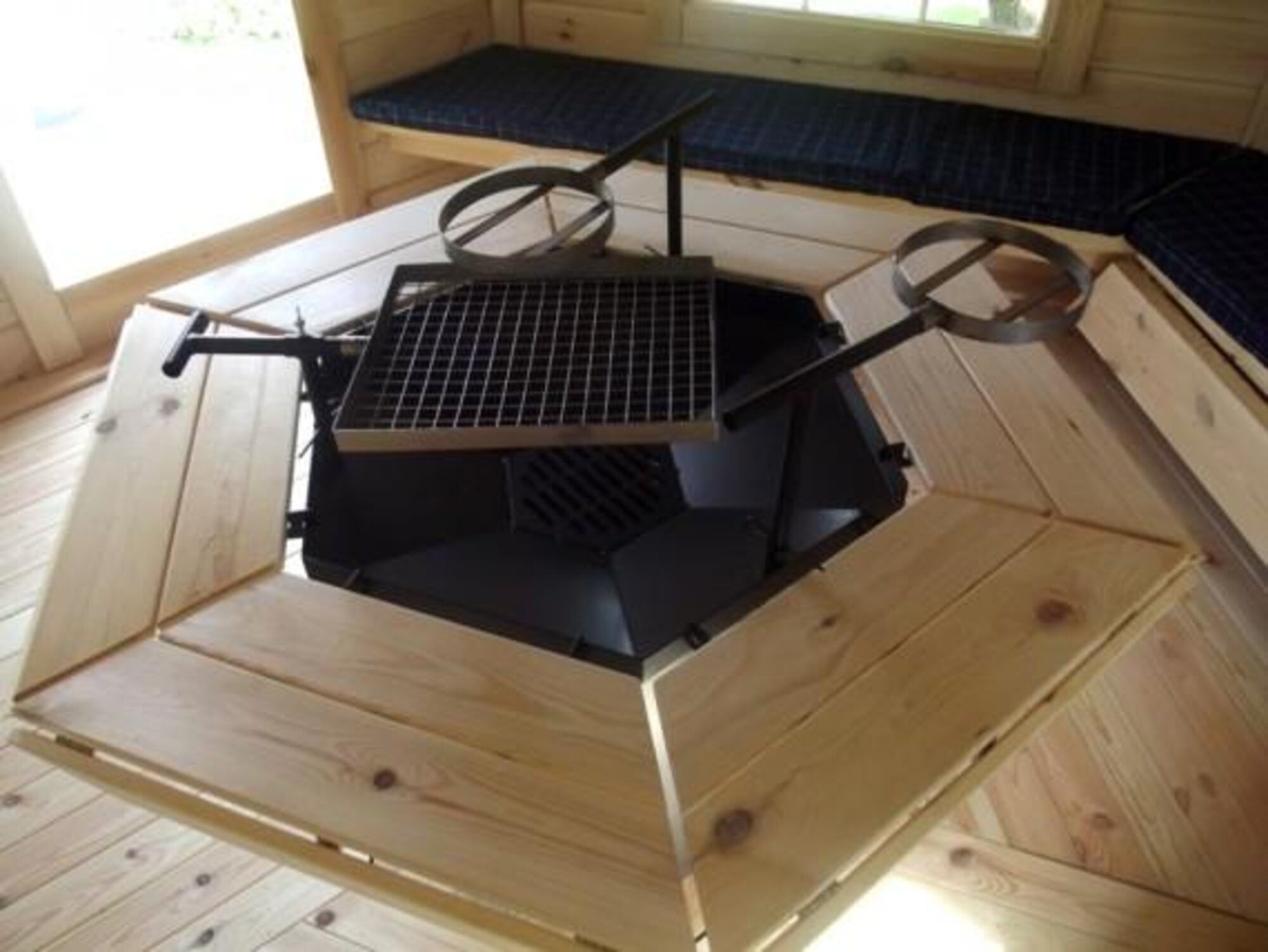 JVmoebel Grillkamin Indoor Grill Bausatz Schornstein BBQ Holz Tisch für Grillkota Sofort