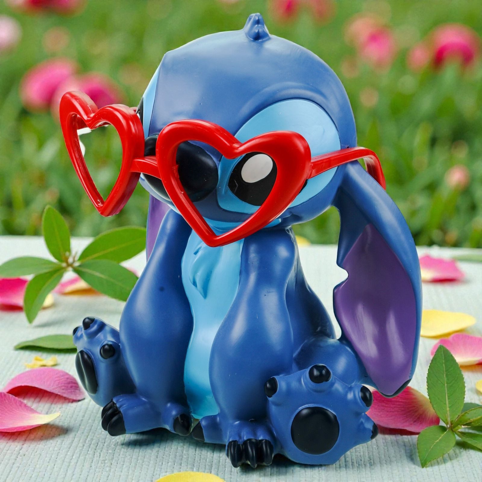 Disney Gartenfigur Stitch mit Herz Brille Wetterfeste Disney Dekofigur Polyresin 20 cm