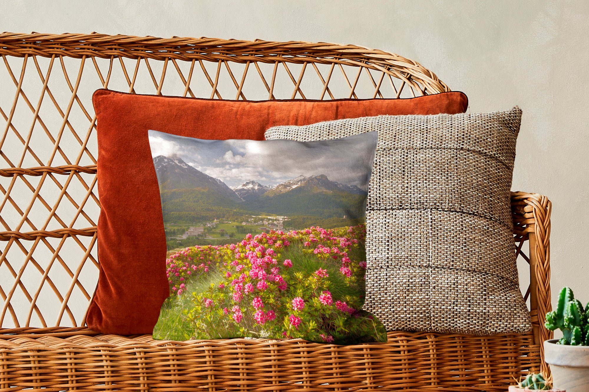 Dekokissen - mit Schlafzimmer, Sofakissen Füllung Zierkissen Berge Deko, Rosa, - für Wohzimmer, MuchoWow Blumenwiese