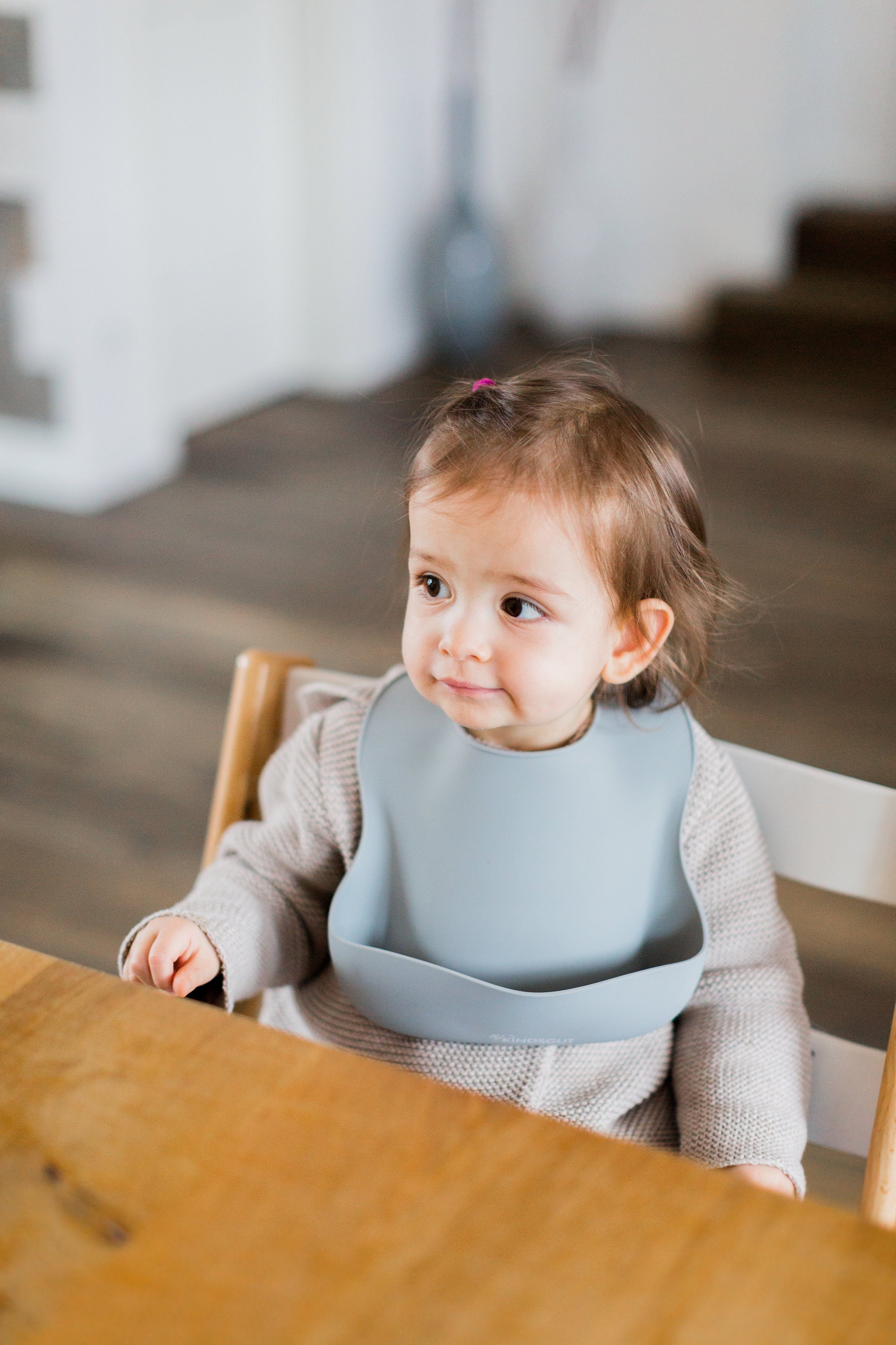 für Tisch-Hilfe, unisex, dunkelgrau, Babys und Lätzchen abwaschbar, Ess-Hilfe Kleinkinder, Silikonlätzchen, KINDSGUT (1-St), umweltfreundlichem aus Silikon, BPA-frei,