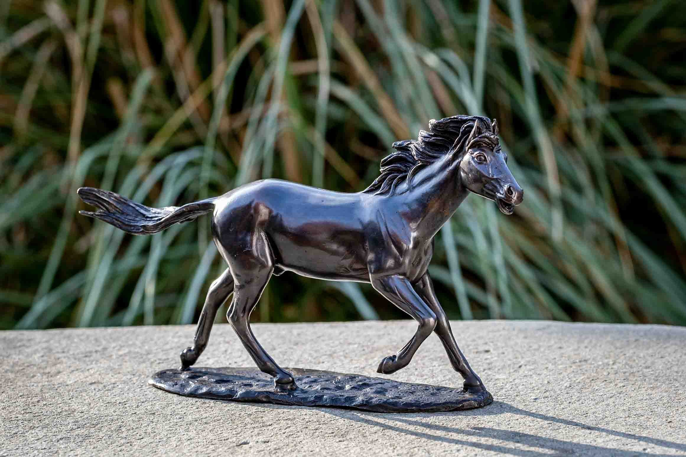 IDYL Gartenfigur IDYL Bronze-Skulptur Galoppierendes Pferd, Bronze – sehr robust – Langlebig – witterungsbeständig gegen Frost, Regen und UV-Strahlung. Die Modelle werden in Wachsausschmelzverfahren in Bronze gegossen und von Hand patiniert.