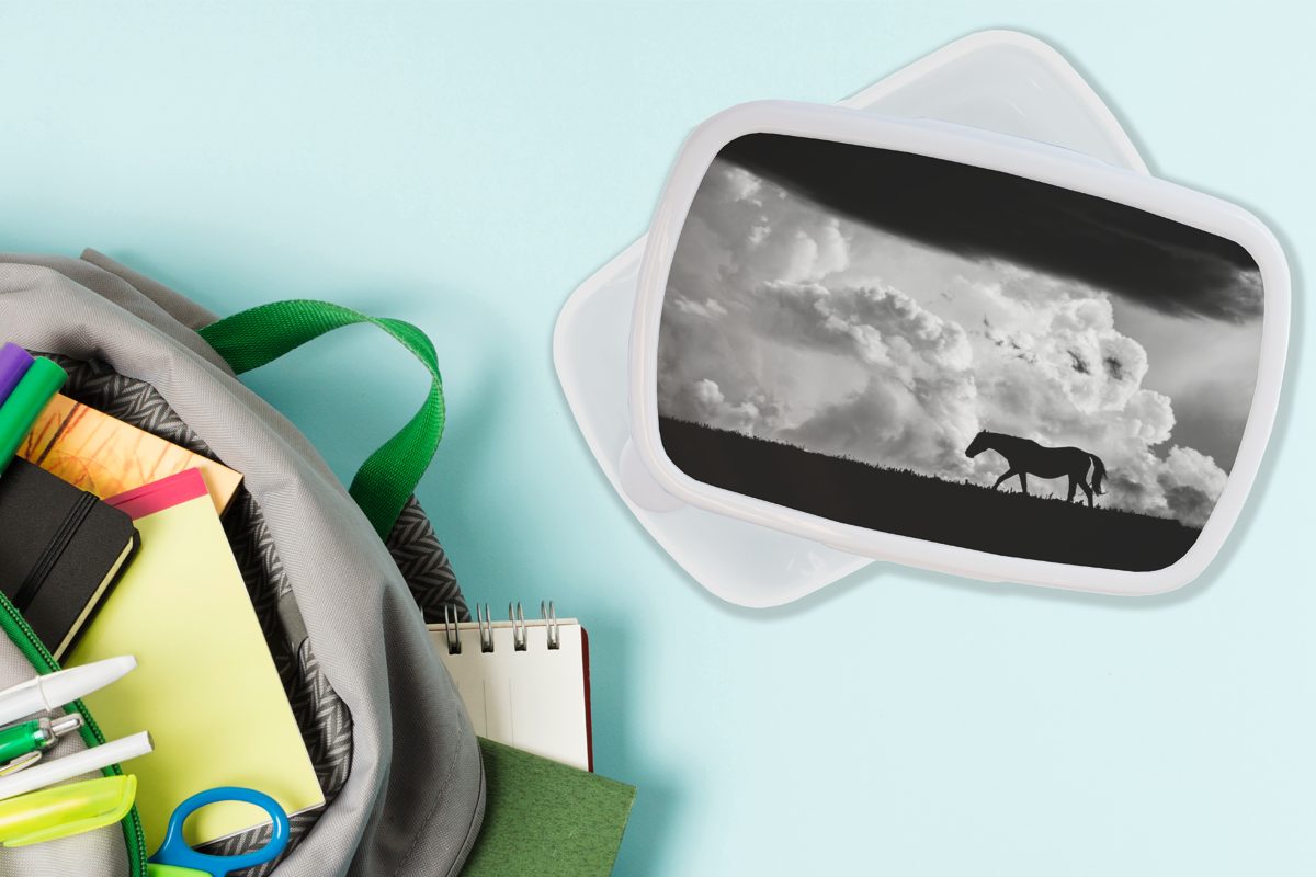 Lunchbox Wolken, und Silhouette weiß Mädchen MuchoWow (2-tlg), Kunststoff, Erwachsene, stürmische Brotbox Wildpferdes Jungs für Kinder eines gegen Brotdose, für und